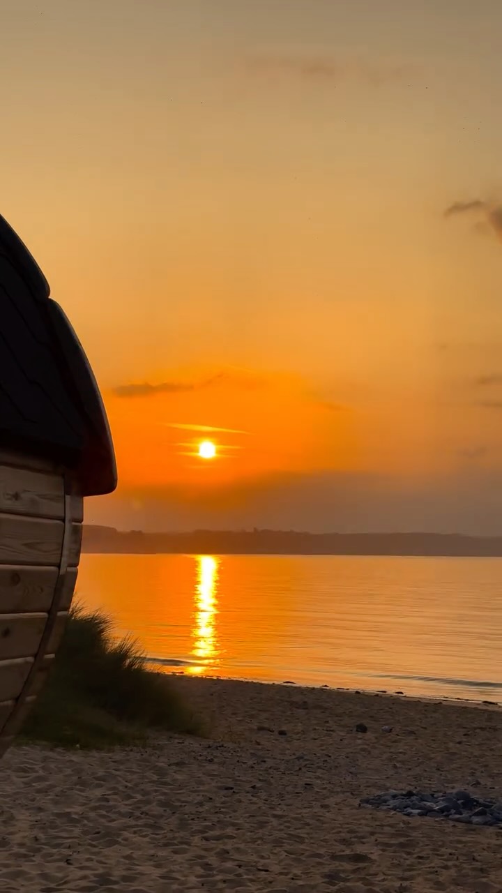 Winter is known for the best sunrises and we can confirm! 🌅
Come and sweat out the stresses of your working week 🧖 Recharge and re-energize your senses, 🧘 get your outdoor therapy fix all from the warmth of our wood fired sauna 🌞 and wash away your worries with a cold water bucket/sea dip💦🌊
Sauna sessions running from Thursday till Sunday 8am - 8pm, check out availability online✨💫👌
See you there!✨
#aterniatveparty #beachsauna #community #sunset naturestherapy seasauna visitwales coldwatertherapy springdip mentalwellbeing