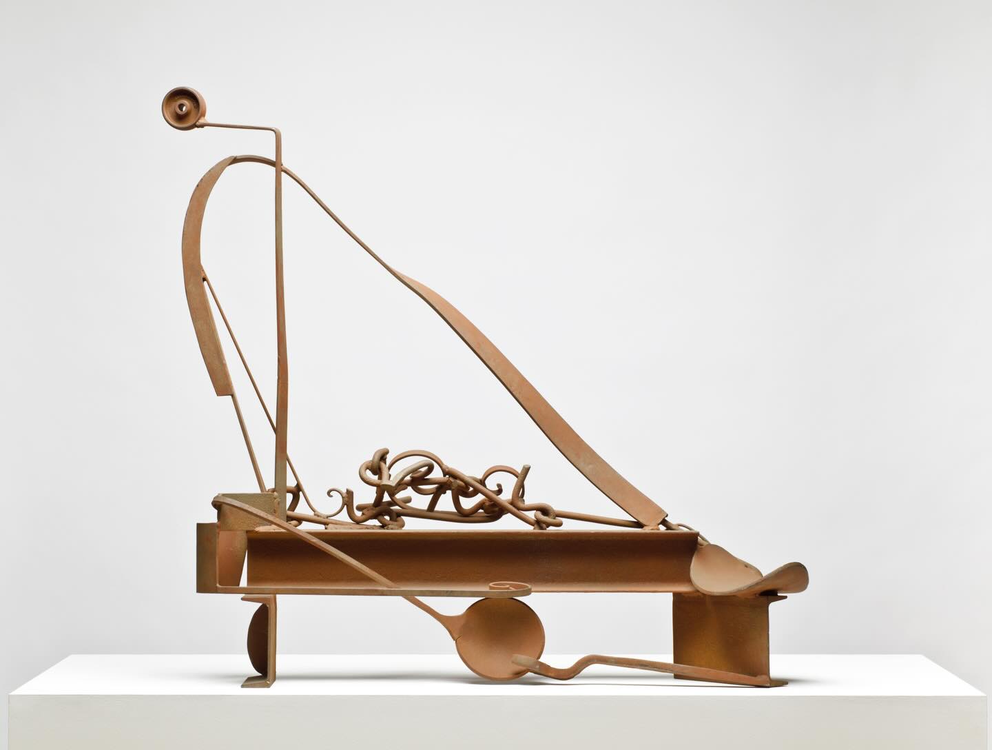 Table Piece ‘Catalan Scrawl’, 1987-1988, Steel, rusted and fixed, 104 x 103 x 33 cm
#anthonycaro #caro #abstractsculpture #sculpture #anthonycarocentre