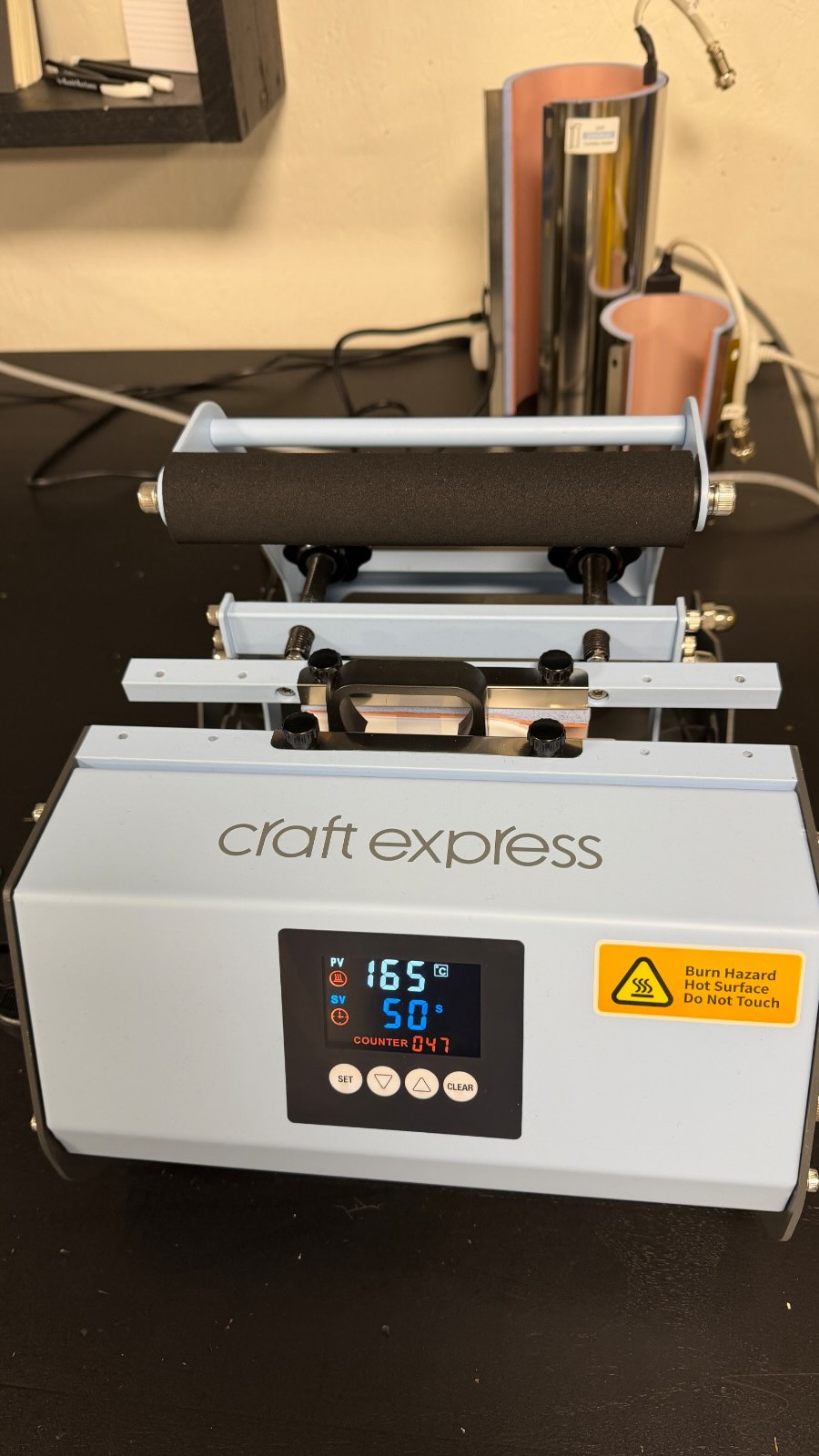 Nieuwe aanwinst bij In Beeld Reclame 📦✨
We hebben een nieuwe sublimatie machine🎉. En geloof me, daar gaan we heel veel leuks mee kunnen.
Wat we alvast kunnen verklappen:
🖨️ Haarscherpe prints
🎨 Kleuren die echt knallen
👌 Super strak resultaat
En wat je ermee kunt? Denk aan relatiegeschenken waar mensen echt blij van worden. Zoals mokken, drinkflessen, koffie to go bekers, tegeltjes en onderzetters. Maar we houden het nog even spannend.
Ben jij benieuwd wat er allemaal mogelijk is voor jouw bedrijf, club of team?
Bel ons gerust, dan denken we meteen met je mee.
#inbeeldreclame #sublimatie #nieuwemachine #relatiegeschenken #mokkenbedrukken drinkfles koffietogo tegeltje onderzetters logometimpact bedrukken borduren branding