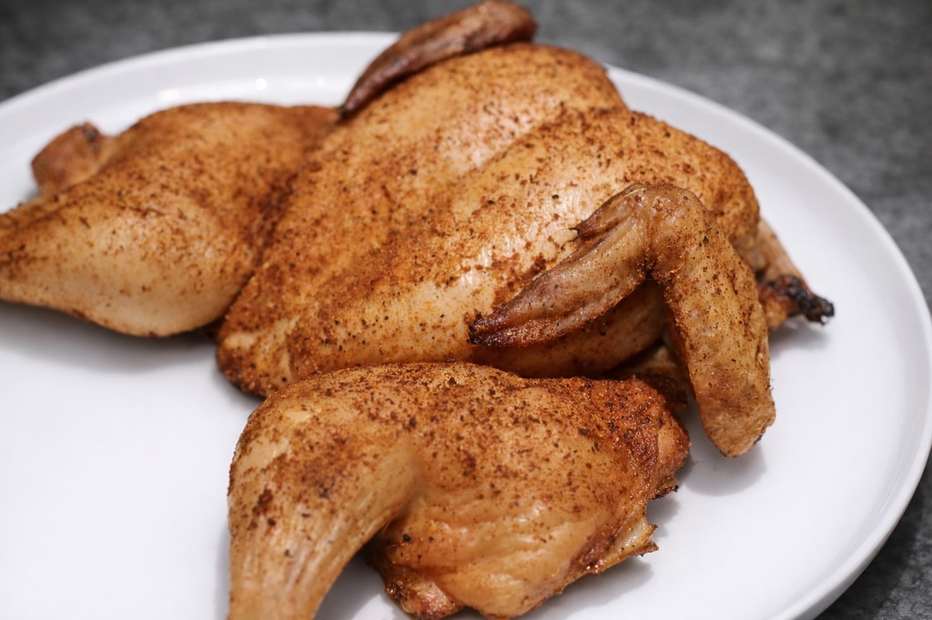 Spatchcock Chicken vom Traeger 🔥 saftig, knusprige Haut und richtig viel Geschmack – gewürzt mit dem Super-Bird Rub von Good Old BBQ wird Poulet einfach next level. 🐔➡️ Rezept: Ganzes Poulet am Rücken aufschneiden und flach drücken, leicht mit Öl einreiben, grosszügig mit Super-Bird Rub würzen, 20 Min. bei 90 °C im Smoke-Modus räuchern, danach auf 180 °C erhöhen und bis ca. 68–70 °C Kerntemperatur grillieren, 5–10 Min. ruhen lassen und geniessen 😍
#spatchcockchicken #traegergrill #goodoldbbq