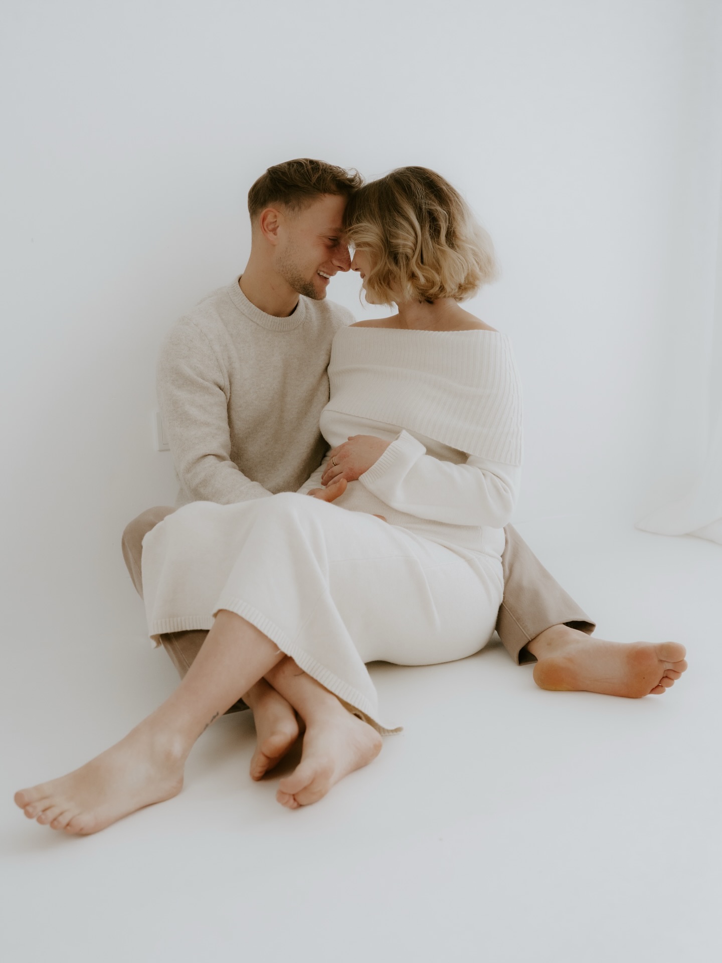 Diese Zeit ist kein kurzer Moment.
Sie ist ein Übergang.
Ein leiser, kraftvoller Prozess.
Dein Körper verändert sich sichtbar.
Deine Seele oft noch viel tiefer.
Nichts in deinem Leben wird dich jemals wieder
auf diese Weise verwandeln.
Du wirst diese Frau nicht „wieder sein“.
Und genau deshalb darf sie gesehen werden.
Nicht perfekt.
Nicht inszeniert.
Sondern wahr.
Tiefgründige Bilder halten nicht fest,
wie du aussahst
sondern wer du in diesem Übergang warst.
Für dich.
Für dein späteres Erinnern.
Für die Frau, die du geworden bist.
🤍
Wenn du fühlst, dass diese Zeit mehr ist
als ein Babybauch
dann bist du hier richtig.
Folge @soulmom.era @soulmom.era
Schwanger, Liebe im Bauch, Mutterschaft, Motherhood, girlsmom