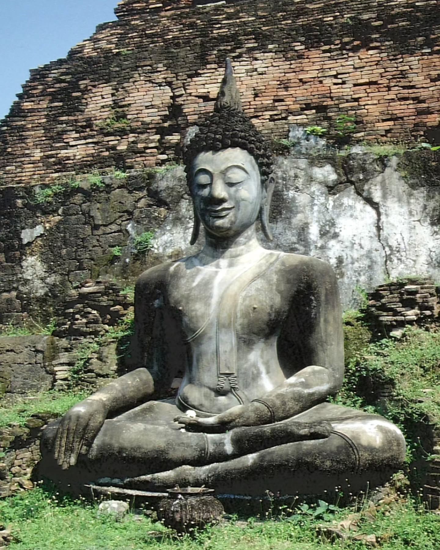 1993 war ich in Thailand. Es ist ein unbeschreibliches Land und der Beginn
meiner Liebe zum Yoga. 🧘♀️
Dort begann alles: meine tiefe Verbindung zu Meditation, Achtsamkeit und innerer Einkehr.
In diesem Land war eine besondere Ruhe spürbar. Sie ging von der Natur aus, aber auch von den Menschen. 🪷
Wenn ich mir vorstelle, dass das nun schon 33 Jahre her ist ...
Ich habe beim Anschauen der alten Bilder geschmunzelt - manches verändert sich. 🤭
Meine Liebe zum Yoga ist geblieben. Die Dauerwelle nicht. 😄
Yoga begleitet mich bis heute. Jeden Tag. Und selbst an den Tagen, an denen ich nicht praktizieren kann, was auch vorkommt, spüre ich Sehnsucht. 💗
Die Bewegung, das Dehnen in Verbindung mit dem Atem lässt mich entspannen, runterkommen, hebt meine Stimmung und schenkt mir neue Kraft.🧎♀️
Wie siehst du das? Was macht Yoga mit dir?
Sanfte Grüße & Namasté
Deine Rita 💜
#yoga #achtsamkeit #entspannungfürdieseele #meditation
#neckargemünd