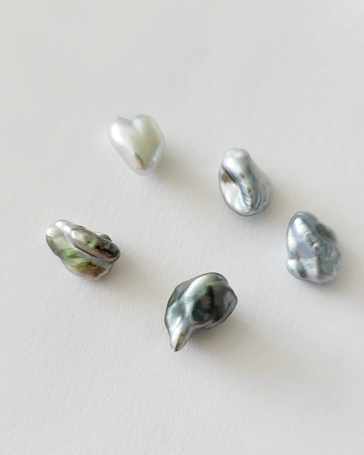 _ New entries _
Some new pearl candies have joined the collection. Can you guess what these are for?
#keshipearls #keshi #pearls #pearljewellery #habdmadejewelry #silverjewelry