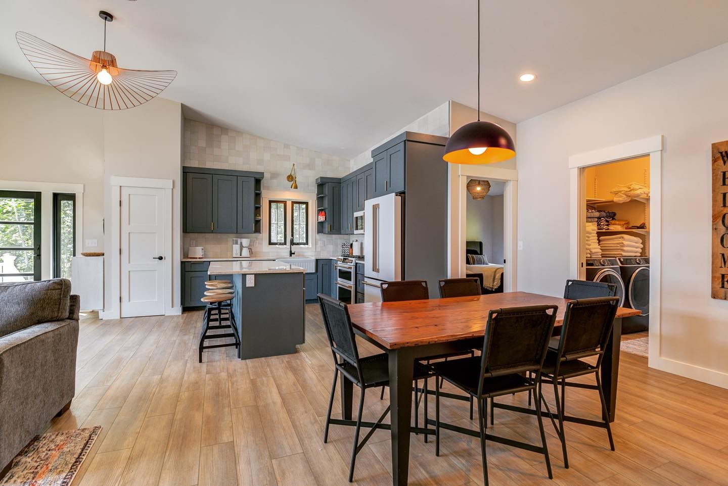Separate your spaces with interesting light fixtures, that in turn pull the open floor plan together.
.
.
.
.
#lightingdesign #newconstruction #maine #mainebuilder #coastalliving #coastaldecor #coastalgeneralconstruction