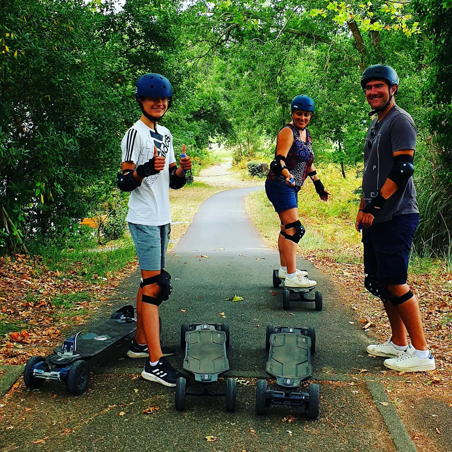 Des sourires toute au long de nos balades... 😁😄
C'est ca qu'on aimes chez nous, le plaisir de découvrir une activité hors du commun.
➡️ Réservation au 0638432299 ou sur www.esk8westside.fr
.
#moliets #molietsplage #molietsetmaa #skatelandes #skateboardelectrique #activitelandes #fun #messanges #vieuxboucau