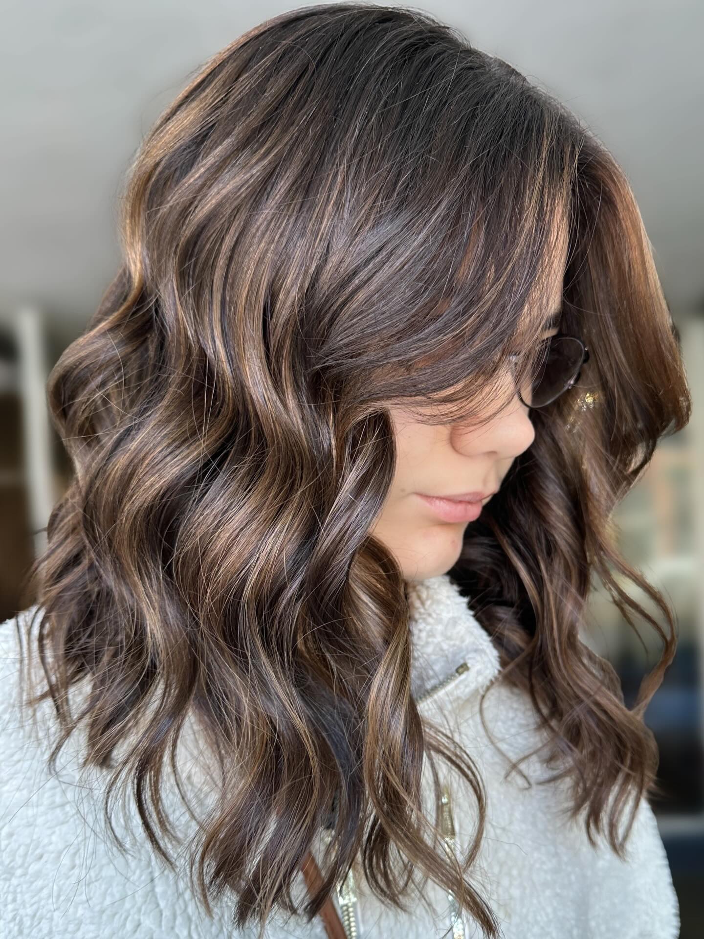 First time color magic ✨
Cut off 7 inches, added a cute fringe,
and finished with a soft chestnut balayage 🤎
.
.
.
Located inside Downtown Roots Salon
📍 321 Clinton St Defiance Ohio
💻 BeautiByMandi.com