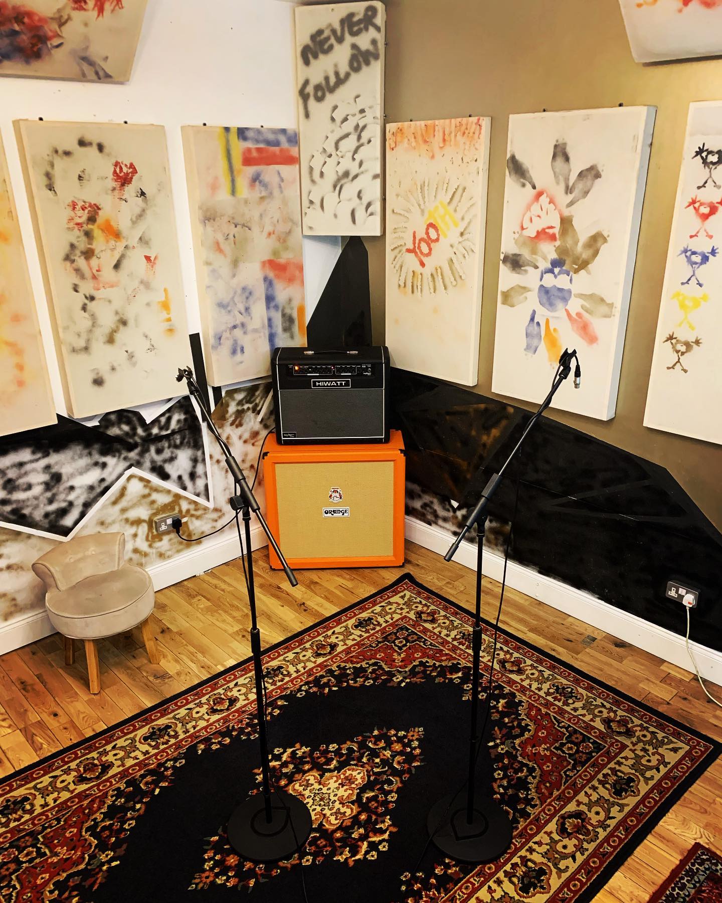 New Roadworx Round Base Boom Mic Stands in each room. Perfect for big feeted clumsy ersed bassas like myself who stand on the Tri-legs. And yae ken what they say..big feet…..big mic stand problems. 😒 🤦♂️