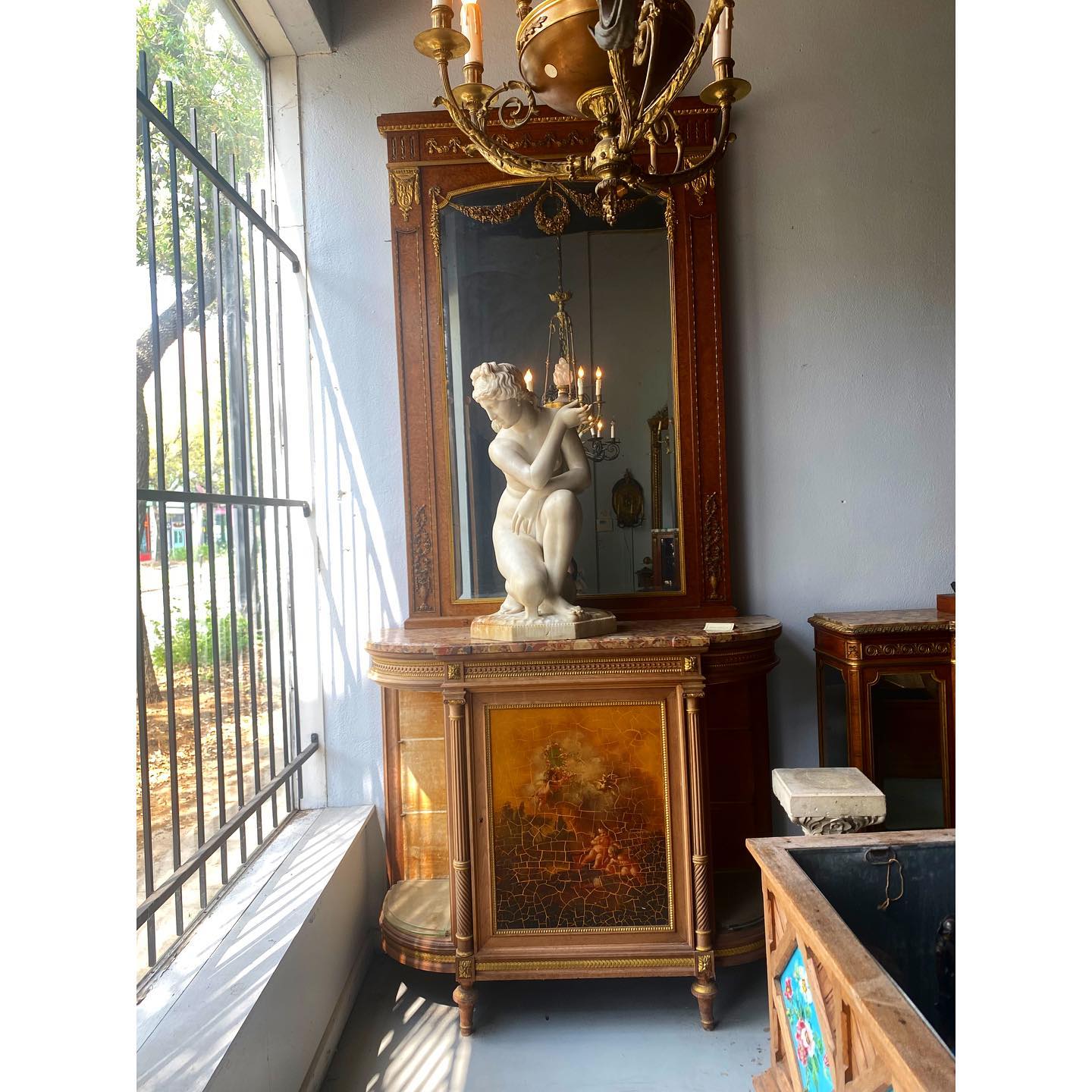 Sourcing some fantastic pieces from one of my favorite Parisienne dealers.. @themuseemporium #sourcing #frenchantiques #busts #frenchvintage