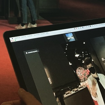 mediamus ist es seit jeher ein grosses Anliegen, die Vernetzung und den aktiven Austausch von Wissen, Ideen und Erfahrungen unter Kulturvermittler*innen zu fördern. Unter dem Titel #mediamusechange möchten wir deshalb eine neue virtuelle Veranstaltungsreihe lancieren, die den informellen Austausch innerhalb unseres Netzwerks stÀrken soll.
Unsere erste virtuelle Austauschveranstaltung findet am 5. Juli 2021, 16.00-17.30H statt und nimmt ein Thema auf, das uns alle beschÀftigt. Ein Jahr nach Beendigung des ersten Lockdowns fragen wir uns: Wie hat sich die Vermittlungsarbeit in Museen durch Corona verÀndert?
- Was ist/war neu fĂŒr uns?
- Was konnten wir aus unserem Vermittlungsrepertoire, unserer Vermittlungsmethodik und -trickkiste einsetzen?
- Wie wurden wir unterstĂŒtzt?
- Wo sind wir gestolpert?
- Was blieb/bleibt vom digitalen Schub in der Vermittlung erhalten?
Die Veranstaltung findet auf deutsch und französisch statt, es gilt das Prinzip «chacun.e dans sa langue».
Zur Anmeldung gehts via Link im Profil đoder via mediamus.ch
Wir freuen uns auf den Austausch mit euch!
Credits: @bernhistmus
#kulturvermittlung #vermittlungincoronazeiten #mediationculturelle #mediamusechange @lalucarne @dock_basel @museumrietberg @kunsthauszuerich @kunstmuseumbern @kunstmuseumsg @kuverum @kunstmuseumluzern @kunstmuseumbasel @kunsthallebern @kunsthauszug @hek_basel @buendnerkunstmuseum @historischesmuseumluzern @historischesmuseumsg @landesmuseumzurich