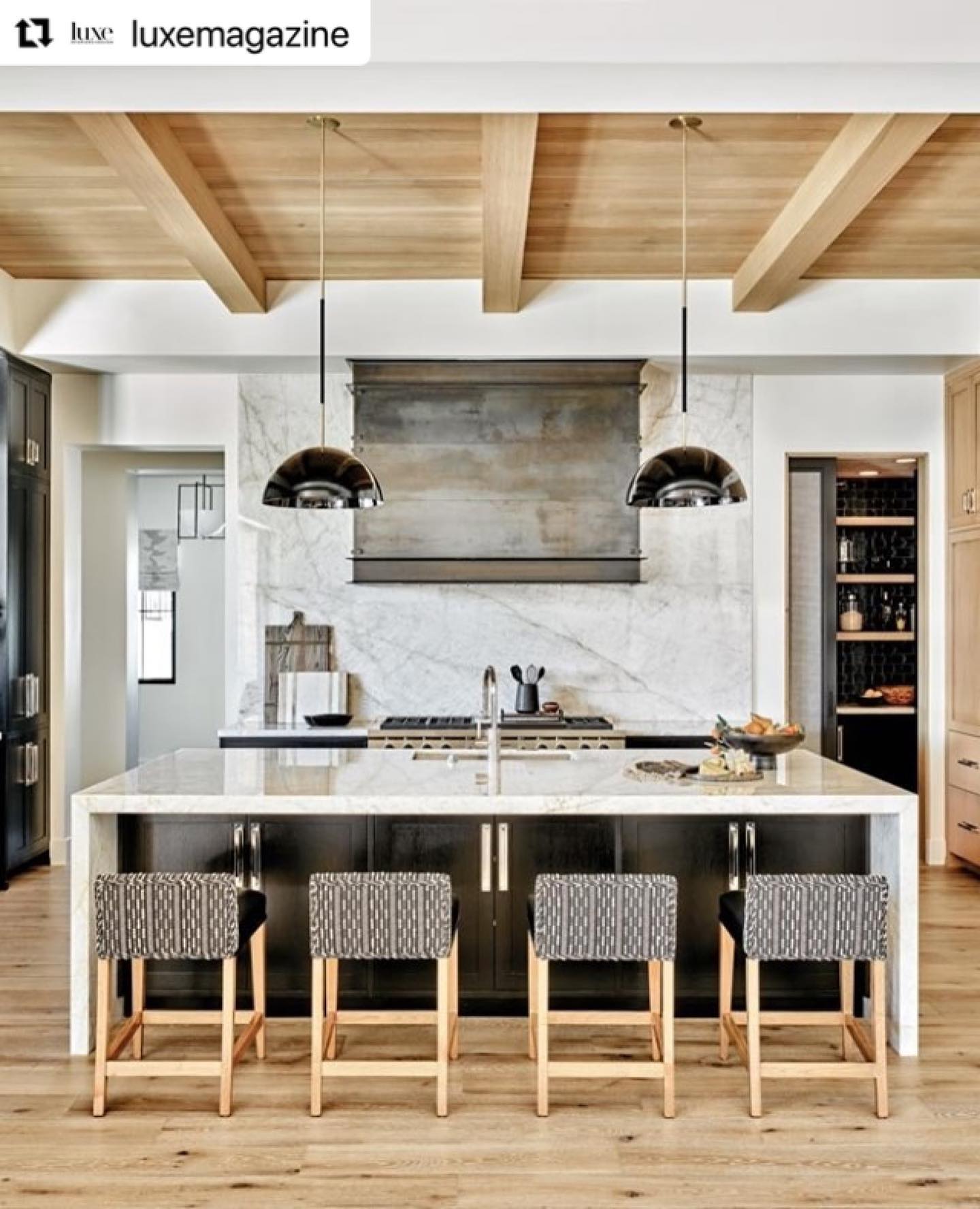 One of my favorite kitchens! Thanks @luxemagazine for showing us so much love todayā¤ļø #Repost @luxemagazine Stylist: @onemoreforthewicked
ć»ć»ć»
Now that's one classy kitchen. #LuxeAtHome. @sandow | Photography: @wernersegarra; Architect: @blochbergerdesign; Interior Design: @ardininteriordesign; Builder: @brimleydevelopment; Landscapee: @berghoffdesign. Tour the home at link in bio. ā
_____ā
#luxeaz #desertliving #deserthome #arizonalife #arizonahomes #arizonadesign #homedecor #home #homeinspiration #homeinspo #homestyle #instahome #interiorliving #luxuryhomes #interiorlovers #luxurylifestyle #instadesign #designdetails #interiordesign #instahome #houselove #designinterior #hometour #homedesign #luxuryhome #interiorgoals #instadecor #wearevivir