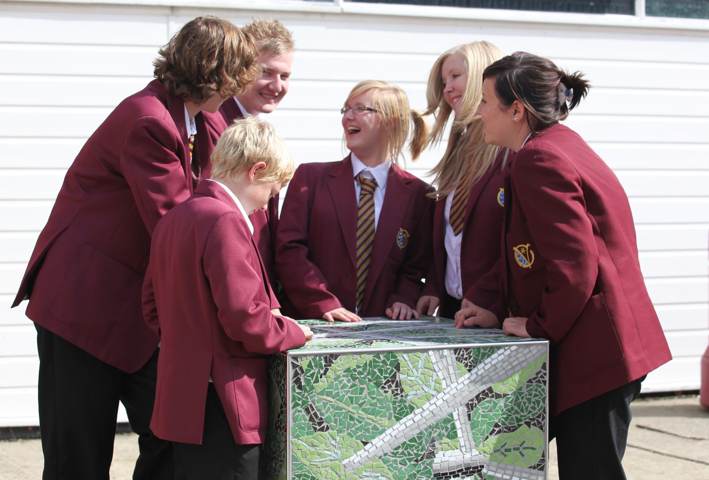 Working with Cornelius Vermuyden students, we created a series of three sculptural cubes for the outside area. Based on ideas and imagery collected from a trip to the natural history museum. The pupils created abstract designs of what they learnt and saw at the museum.
#secondaryschool #makingmosaics #themosaicstudio #glassmosaic #weteach #mosaicsforschools #mosaicart #sculpturalmosaic