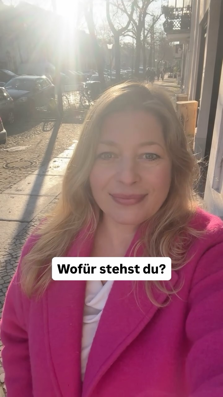 Gestern Rückblick.
Heute: Positionierung.
Nicht als Marketingübung,
sondern als innere Ordnung für dein Business.
Beantworte diese Fragen ehrlich –
für dich oder gemeinsam mit deinem Team 👇
1️⃣ Wofür kommst du wirklich ins Spiel?
Nicht alles, was du kannst –
sondern das, wofür man dich braucht.
2️⃣ Wie würden Kund:innen dich bitten, ihnen zu helfen?
In ihren Worten, nicht in deinen.
3️⃣ Welches Problem löst du – und was wird danach leichter?
Menschen kaufen keine Leistungen.
Sie kaufen Erleichterung, Fortschritt, Sicherheit.
4️⃣ Was gehört heute noch zu deinem Business –
und was ist nur Gewohnheit?
Positionierung heißt nicht: sich festlegen.
Sondern: sich verständlich machen.
👉 Morgen geht es darum,
wie du genau das nach außen trägst –
klar, reduziert und ohne dich zu verbiegen.