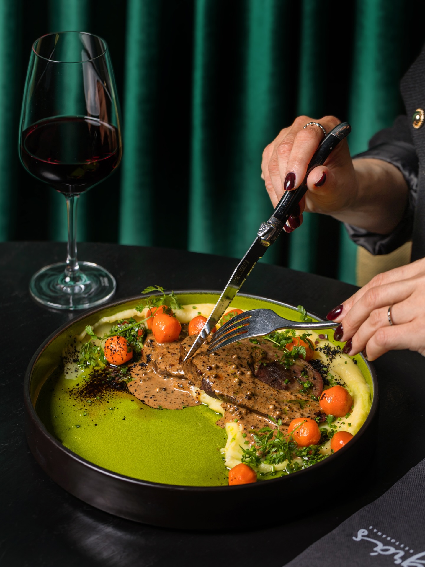 🍽️ Šaltuoju metų laiku restorane natūraliai norisi patiekalų, kurie ne tik sotina, bet ir dera prie lėtesnio žiemos ritmo. Elniena – geriausiai atsiskleidžianti šefo rankose, liesa, bet soti, reikalaujanti kantrybės, kruopštaus brandinimo ir tikslaus kepimo.
Patiekalą lydi šilkinės bulvių košės ramybė. Jos tobula tekstūra nėra atsitiktinumas – tai techninis meistriškumas, leidžiantis patiekalui tapti vientisu. Skonis, sušvelninantis kontrastus ir sujungiantis į bendrą emocinį artumą, žiemą tampa ypač svarbus.
Visa kompozicija susijungia su marinuotu Madagaskaro pipirų padažu. Skirtingai nei aštrūs pipirai, jis veikia per kvapą ir pojūtį, paversdamas pipirus ne prieskoniu, o pilnaverčiu padažo elementu – nedominuojančiu, leidžiančiu elnienai kalbėti pirmu planu.
Tai patiekalas, kuriam nereikia skubėti. ✨