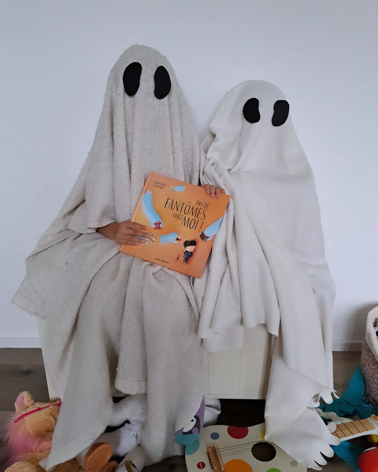Pas de fantômes chez moi ! Chez vous je sais pas...
Avec les illustrations de @justine__gury aux éditions @flammarionjeunesse à paraître le 9 octobre 👻 !
#litteraturejeunesse
#fantômes
#nouveautésjeunesse
#peur
#histoiresdusoir
#peurdunoir
#angoisses