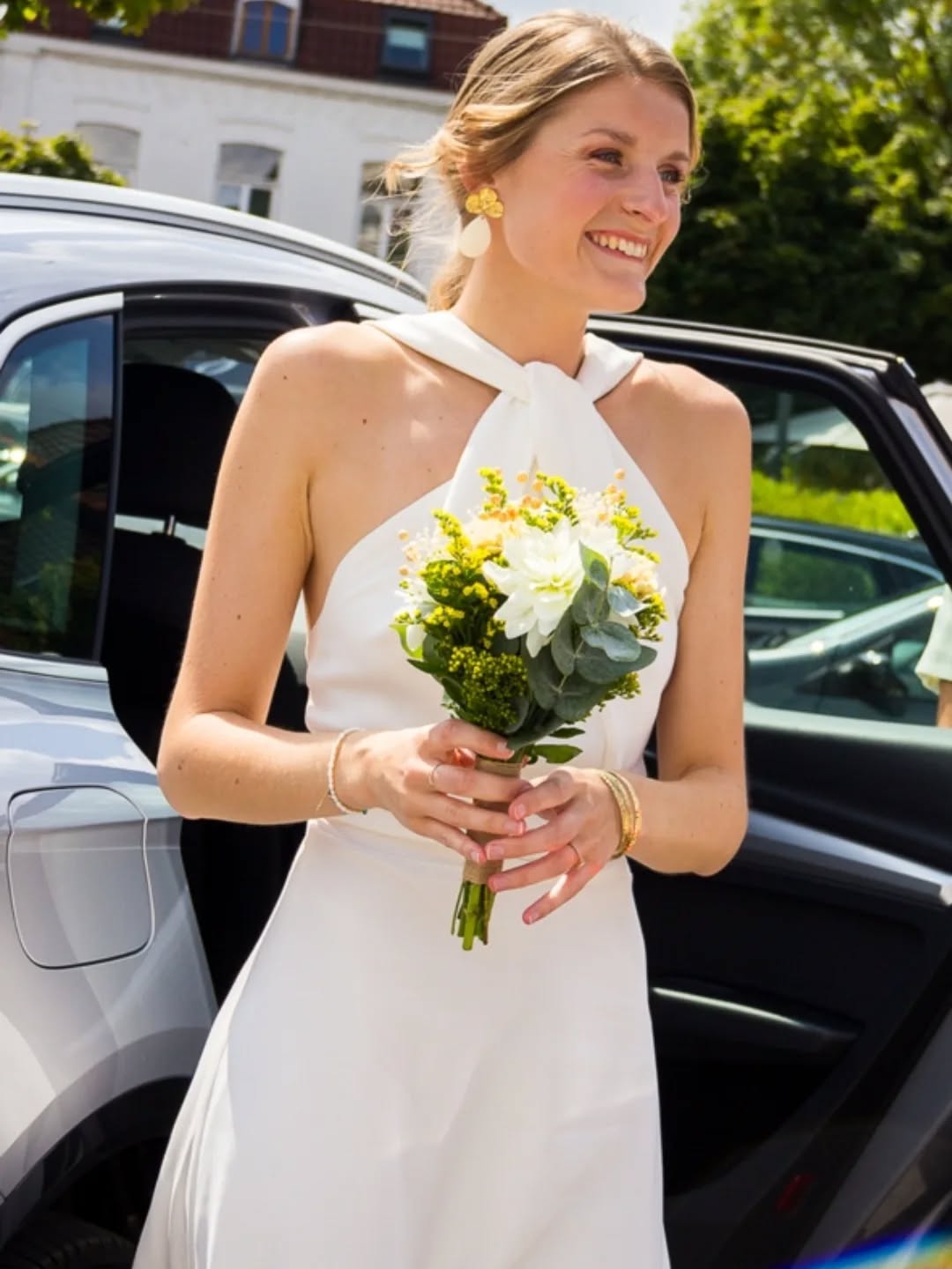 Justine 🤍
La rayonnante Justine a choisi pour son mariage civil une robe courte en crêpe de soie avec un joli drapé à l'encolure.
