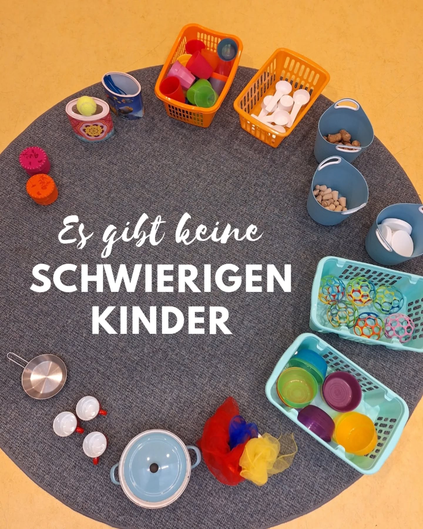 Verhalten hat immer einen Sinn. Jedes Verhalten, auch herausforderndes Verhalten, ist ein Ausdruck des Kindes und für das Kind momentan sinnvoll. Wenn wir dahinter schauen, sehen wir in der Regel ein Kind in Not.
Wenn wir von herausforderndem Verhalten sprechen, dann heißt das: Das Kind zeigt Verhalten, das Erwachsene herausfordert. Somit sind wir beim ersten wichtigen Schritt 🌱 weg vom “schwierigen Kind” ✨️ zum Blick auf uns: die herausgeforderten Erwachsenen.
Dann können wir uns fragen: Welche professionellen Handlungsmöglichkeiten haben wir?
Was sind die Ursachen? Verstehen wir das Kind? Antworten wir feinfühlig und achtsam?
💡 Wenn wir die Ursachen identifiziert haben, können wir konkrete Strategien erarbeiten, die förderlich für das Kind sind und damit entlastend für uns.
➡️ Mit diesem Fahrplan werden pädagogische Fachkräfte wieder handlungsfähig, Situationen entspannen sich, Kinder werden wirklich in ihrer Entwicklung unterstützt und die Eltern sind entlastet, weil ihr Kind gut aufgehoben und auf seinem Weg begleitet wird.
❤️ AUF DEM WEG ZU MEHR QUALITÄT IN DER KITA
#teamreflexion
#herausforderndesverhalten
#kinderverstehen
#kitacoaching
#pädagogik