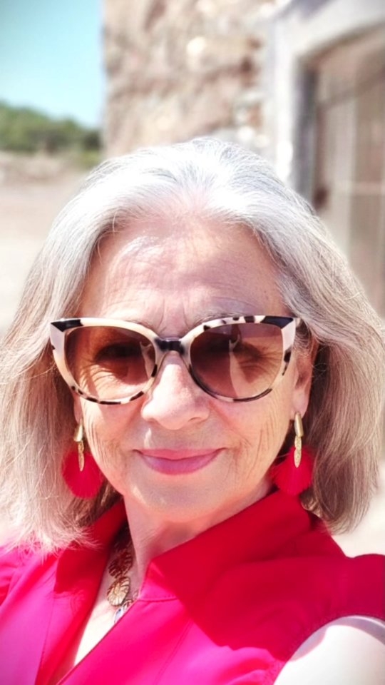 Mais um excerto de "Carta Aberta". 📃🖋
Quem são estas pessoas que aparecem nas últimas publicações e vídeos? 🤔
👉 Dá-me a tua opinião! ❤
Texto e Imagens (apenas a última foto trabalhada com IA) 📸 ©️ Marta Roml
#prosapoética #corpomemória #processocriativo #martaroml