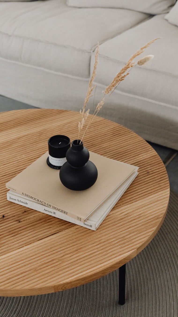 1. Der Keller ist das Unterbewusstsein des Hauses
Alles, was oben keinen Platz mehr hat – Entscheidungen, Erinnerungen, „vielleicht irgendwann“, Schuldgefühle wegen Geld, Geschenken oder alten Lebensphasen – landet unten.
Ein voller, chaotischer Keller bedeutet oft: ungeklärte Themen sind nur ausgelagert, nicht gelöst.
2. Aufgeschobene Entscheidungen kosten dauerhaft Energie
Jeder Karton steht für eine nicht getroffene Entscheidung.
Und auch wenn du ihn nie öffnest: Dein Nervensystem weiss, dass er da ist.
Das erzeugt unterschwelligen Stress und dieses Gefühl von „ich müsste eigentlich mal…“.
3. Ordnung im Keller = innere Sicherheit
Ein klarer Keller vermittelt unbewusst:
Ich habe Überblick. Ich bin vorbereitet. Ich habe Ressourcen im Griff.
Gerade in unsicheren Lebensphasen wirkt das extrem stabilisierend.
4. Der Keller ist oft der ehrlichste Raum
Wohnzimmer sind inszeniert.
Küchen funktionieren.
Aber der Keller zeigt, wie wir wirklich mit Überforderung, Verlust, Fülle und Mangel umgehen.
.
Ist der Keller der Raum, der dich momentan am meisten belastet? Melde dich per dm, ich helfe dir gerne, dein Chaos anzugehen und endlich Platz zu schaffen.
.
.
.
.
.
.
home organizing | decluttering | familienalltag | ordnungssysteme | ordnung schaffen | schweiz | aufräumhilfe | bern | organisieren | kleiderschrank | aufräumen | thehomeedit
#thun #loslassen #minimalismus #mariekondo #ordnungstipps