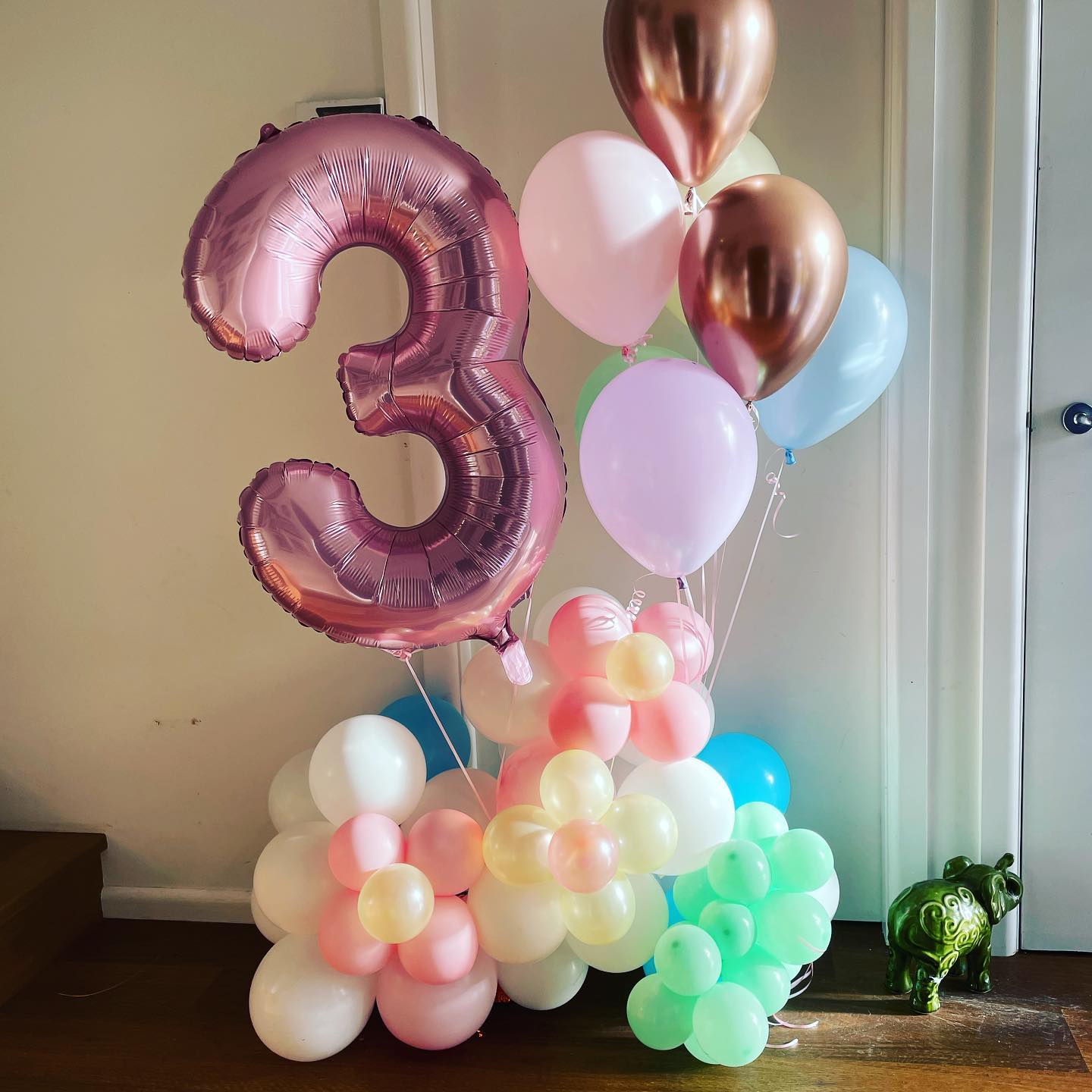 Early morning balloon deliveries! Perfect for your special someone to wake up to on their big day! #balloonbouquet #balloonmarquee #balloondelivery #balloondecor #kidsbirthday