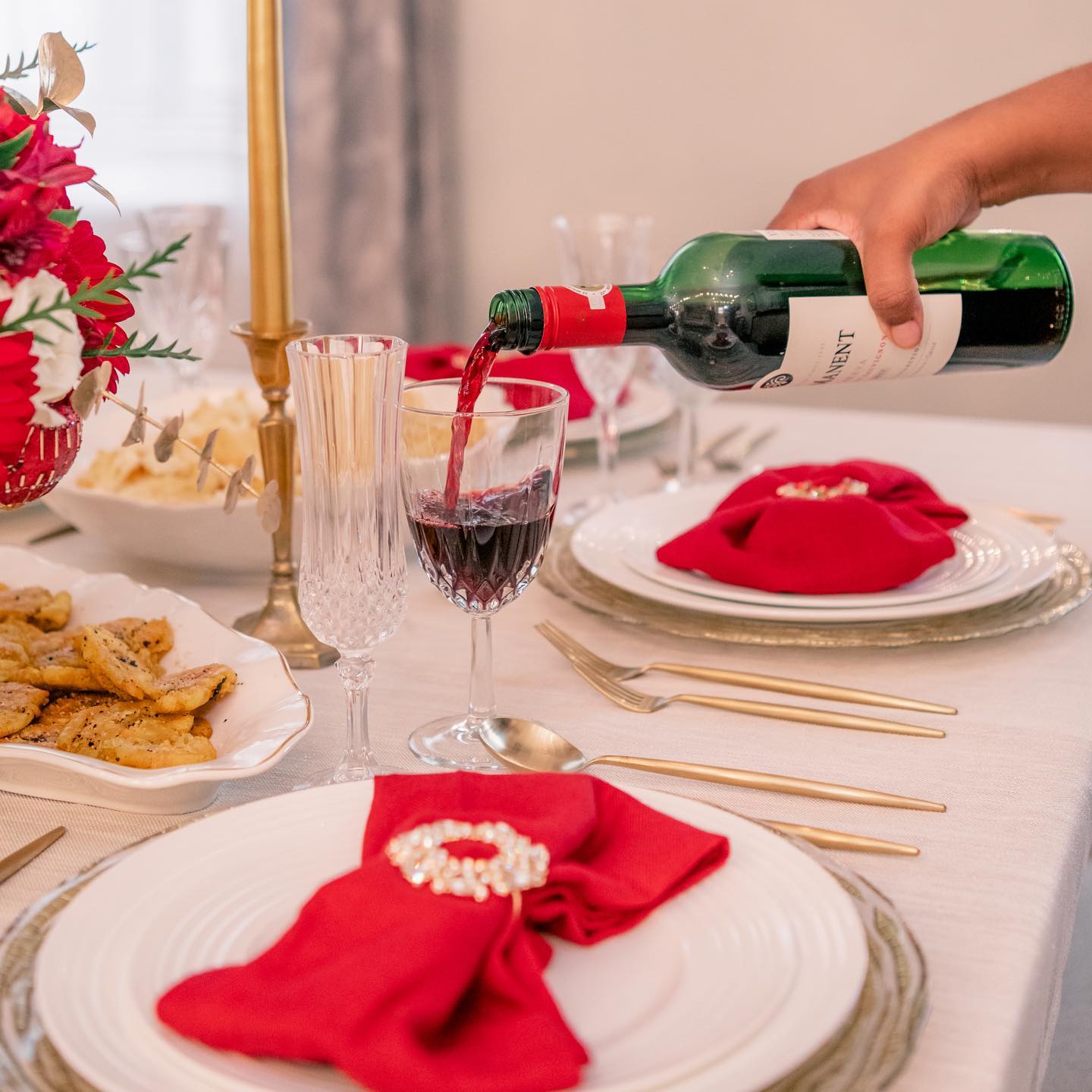 Staying in doesn’t have to mean sacrificing a good meal. Online ordering is now available on our site! Photo by @kathrynreiphotography. Floral and design by @gardenofedithfd.