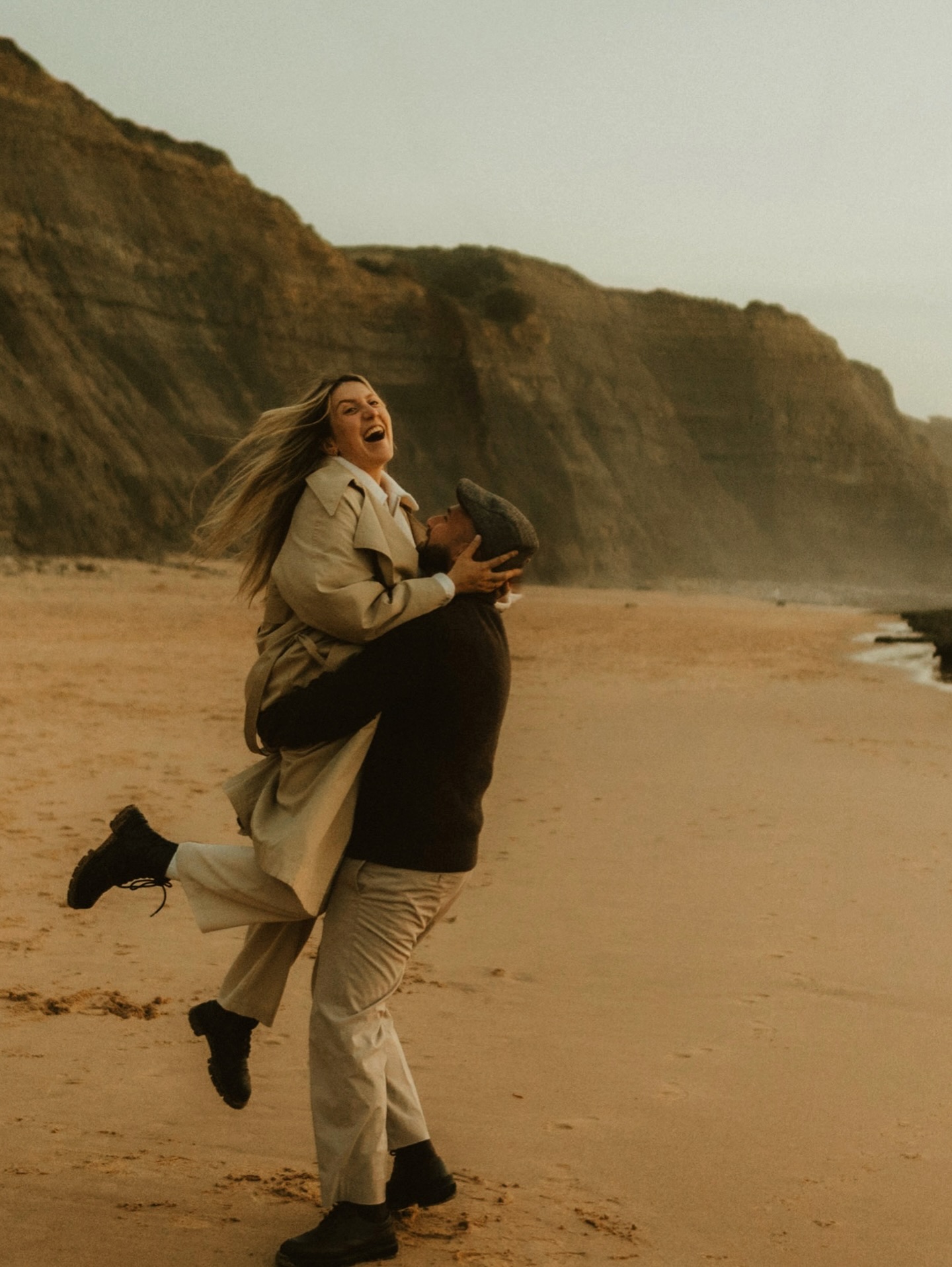 💛 The one thing you didn’t know was missing on your bucket list:
A couplephotoshoot on the beach in Portugal.
The session with these two beautiful souls took place last February. During these months, the most beautiful beaches are almost completely empty. You have plenty of space to run around, but also the quiet to enjoy intimate, peaceful moments. Surrounded by cliffs and the sound of the sea, the sand beneath your feet. The landscape on Portugal’s beaches is so impressive and cinematic that it provides the perfect conditions for couple photos that will still touch you in twenty years. So, if you visit Portugal, I think you should definitely add this to your bucket list. 🥰✨