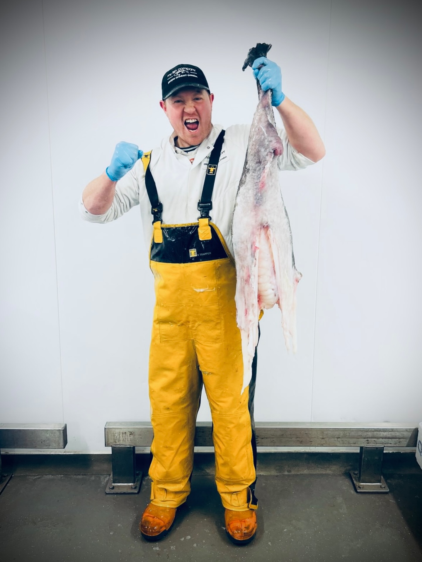 Adam’s got his hands full today! 🐟
This stunning 11kg Monkfish tail has just landed and is ready for the prep bench.
Known for its incredible meaty texture and sweet flavour, this beauty is destined for some very lucky chefs.
Quality like this doesn’t stay in the unit for long, so give us a call to secure your piece of the action!
☎️ 01253 779813
#FreshFish #Monkfish #ChefLife #SeafoodSupplier #DailyCatch