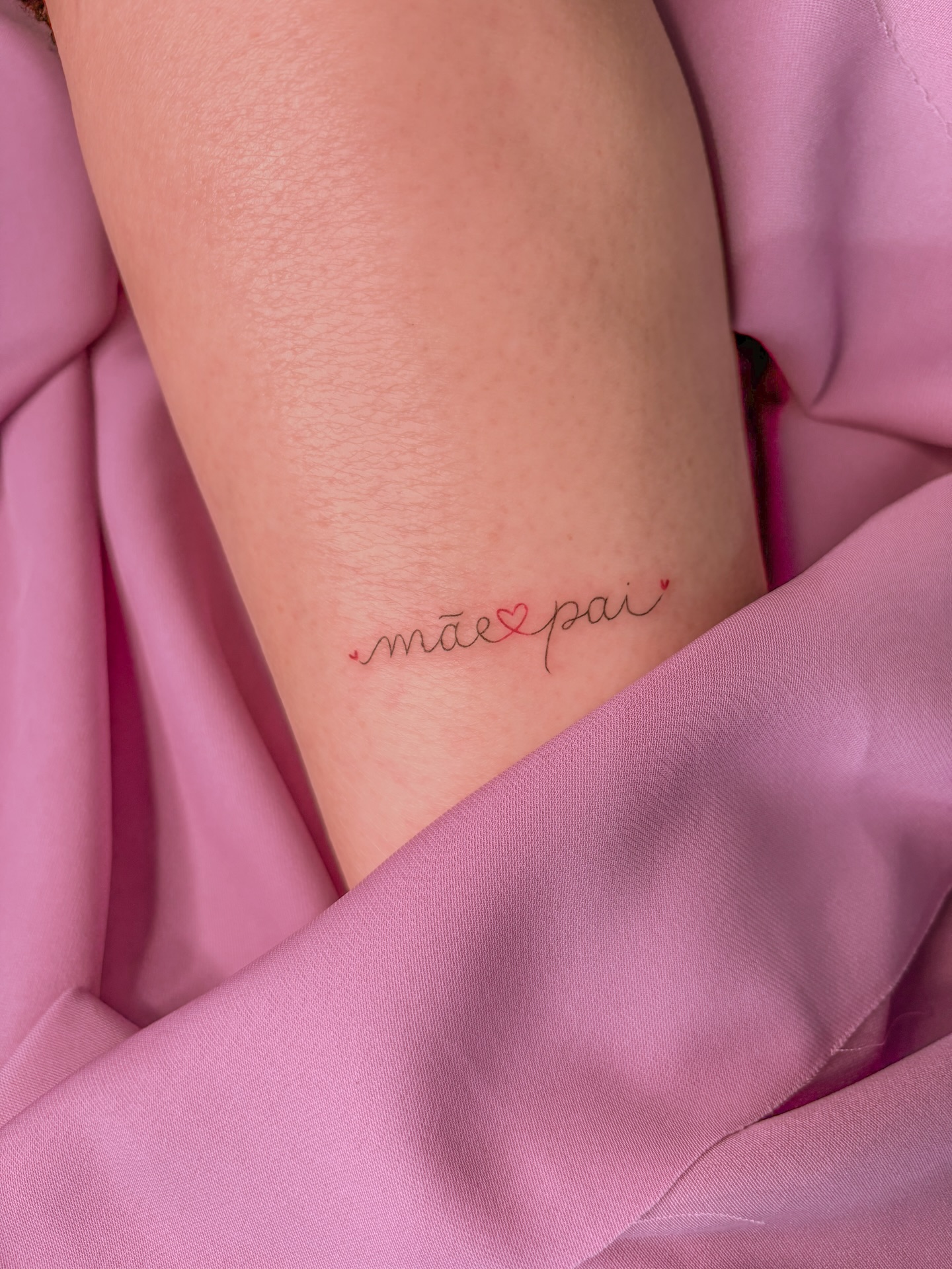 Tatuagens delicadas para homenagear a família 💕 E aí, também faria uma tatuagem para alguém da sua família?