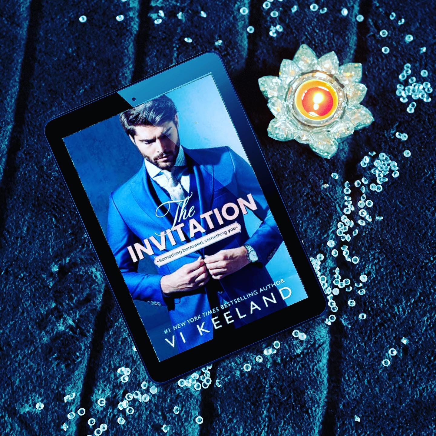 „𝙱𝚎𝚌𝚊𝚞𝚜𝚎 𝚢𝚘𝚞 𝚌𝚊𝚗’𝚝 𝚏𝚘𝚛𝚌𝚎 𝚌𝚑𝚎𝚖𝚒𝚜𝚝𝚛𝚢 𝚝𝚘 𝚎𝚡𝚒𝚜𝚝 𝚠𝚑𝚎𝚛𝚎 𝚒𝚝 𝚍𝚘𝚎𝚜𝚗’𝚝—𝚝𝚑𝚎 𝚜𝚊𝚖𝚎 𝚠𝚊𝚢 𝚢𝚘𝚞 𝚌𝚊𝚗’𝚝 𝚜𝚝𝚘𝚙 𝚒𝚝 𝚏𝚛𝚘𝚖 𝚎𝚡𝚒𝚜𝚝𝚒𝚗𝚐 𝚠𝚑𝚎𝚛𝚎 𝚢𝚘𝚞 𝚍𝚘𝚗’𝚝 𝚠𝚊𝚗𝚝 𝚒𝚝. 𝚃𝚑𝚎𝚛𝚎 𝚊𝚛𝚎 𝚜𝚘𝚖𝚎 𝚝𝚑𝚒𝚗𝚐𝚜 𝚠𝚎’𝚛𝚎 𝚓𝚞𝚜𝚝 𝚙𝚘𝚠𝚎𝚛𝚕𝚎𝚜𝚜 𝚘𝚟𝚎𝚛.“
After all the intense romances I’ve been reading lately, I needed a light and easy read where I didn’t have to think much.
The Invitation was that for me.
It’s a fun, contemporary romance with likeable characters and a couple of laugh-out-loud moments which were really funny.
I did have some issues with the book but I went in pretty much knowing how the plot was going to unfold. I guessed the “twist” pretty early on so there were no surprises for me at all. Which was fine. Like I said, this book served as a breather from the dark and intense romances I’ve been reading lately. I needed a mental break.
All in all it’s a sweet contemporary romance with very little angst or drama. So if you’re a fan of those, check this book out! You’ll probably like it.
▪️
#bookreview #bookstagram #blog #romanceblogger #romancereader #blogger #booklover #bookish #booknerd #lovetoread #bookaddict #romancebooks #contemporaryromance #vikeeland #bookphotography #bookaholic #bookworm #bookobsessed #romancenovel