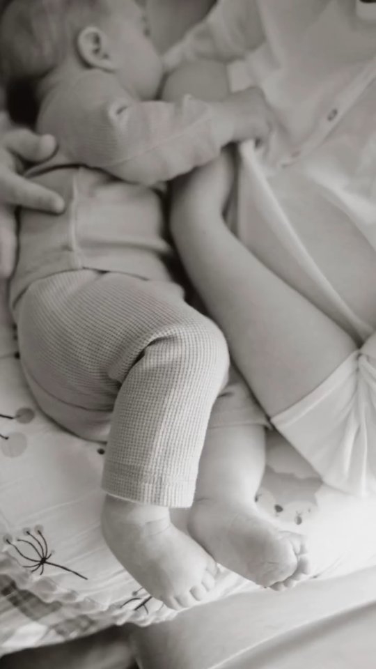 Llego un poco tarde, porque una gripe me ha dejado KO durante todas las vacaciones, pero me gusta al final del año echar la mirada atrás y recordar todos estos momentos tan especiales para vosotros que he tenido la suerte de capturar durante este año... no puedo estar más agradecida este año por tantas las familias que habéis confiado en mi, por vivir todos estos momentos emotivos, de risas, lágrimas y feliciad con vosotros.
Estoy preparada para seguir un año más, a por el 2026 ✨️