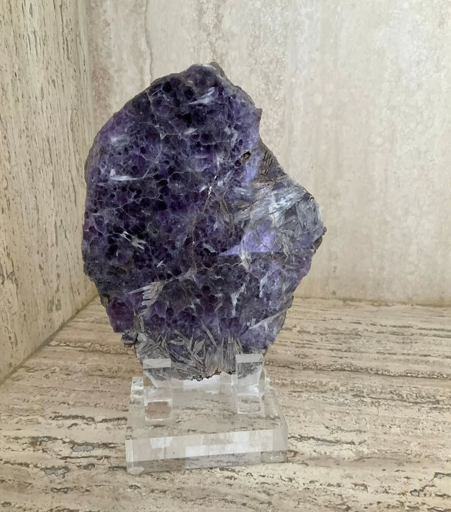 ✨ La piedra de la calma y la claridad. Esta laja nos invita a soltar lo que ya no sirve y a abrir espacio para la paz interior. #Rokaymx #CristalesConIntención #amatista💜 ✨