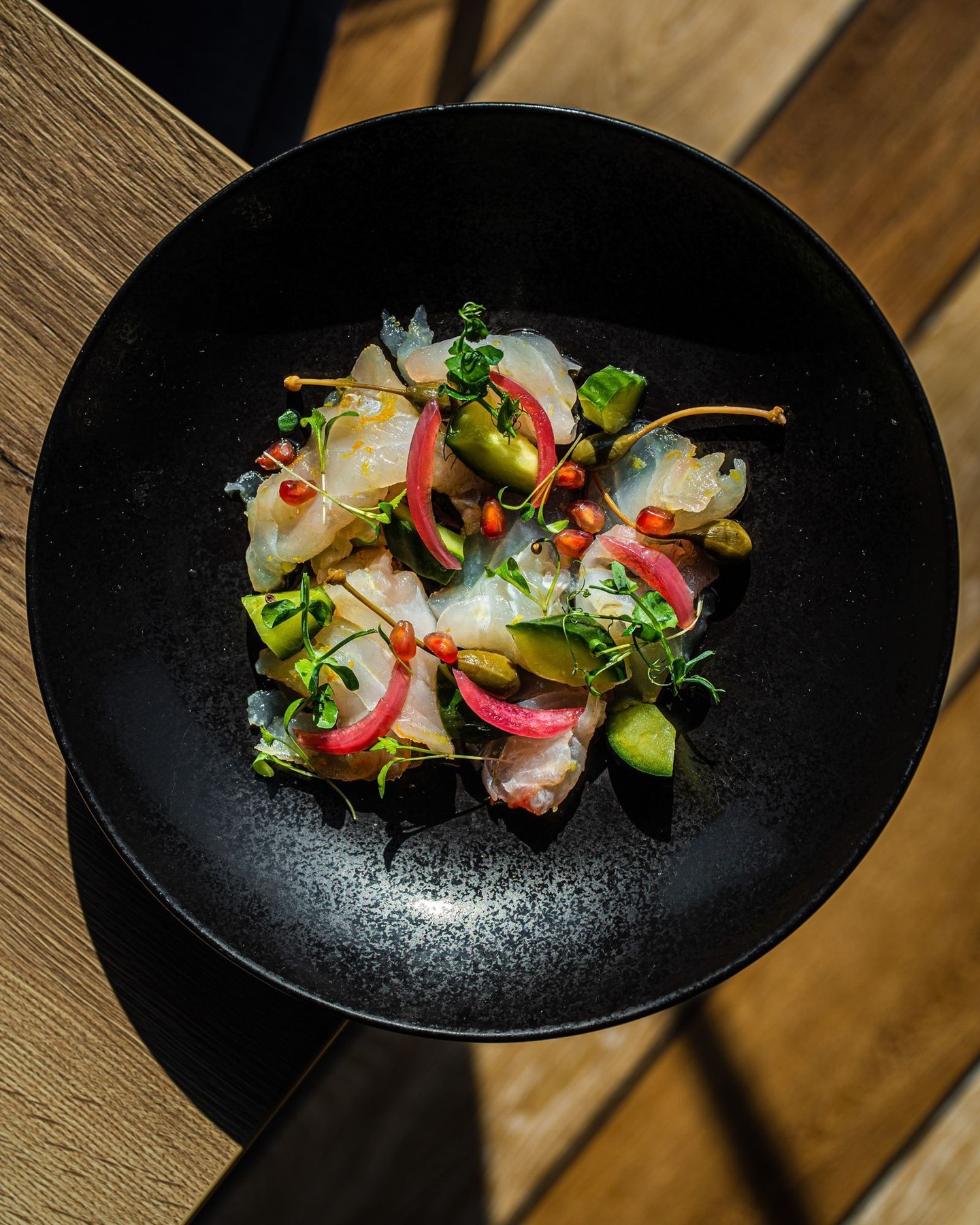 Savourez l'explosion de fraîcheur du ceviche de poisson du moment chez Fonfon ! 😋🐟✨ Préparé avec amour par le talentueux Chef Ludovic Turac, ce plat vous transporte instantanément en bord de mer. Les poissons frais, pêchés au large de la Méditerranée, sont sublimés par une marinade acidulée aux agrumes et agrémentés de délicieuses herbes aromatiques. Chaque bouchée est un voyage gustatif au cœur de la Provence. Laissez-vous tenter par cette spécialité incontournable, symbole du savoir-faire de notre établissement. Venez déguster ce délice marin chez Fonfon et laissez vos papilles voyager ! 🌊🍽️
📍 140 Rue du Vallon des Auffes 13007 Marseille
🕛 Ouvert tous les jours : 12:00 – 14:00, 19:00 – 22:00
📸 by @eatismarseille
#Fonfon #Bouillabaisse #CuisineMarseillaise #ChefLudovicTurac #Gastronomie #MarseilleFood #EatIsMarseille #CommunityManagement #RestaurantsMarseille #EatWell