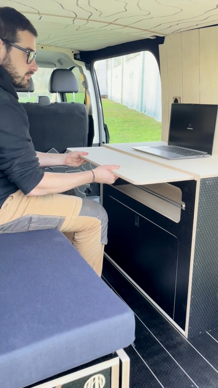 Ergonomie et gain de place grace à notre nouvelle tablette coulissante intégrée ici sur un meuble latéral.
#vanamenagé #camperlife #VanConversion #vanlifefrance #vanlifecommunity #vanlifediaries #amenagementvan #vwcamper #wakeuptoadventure #VanLifeDreams