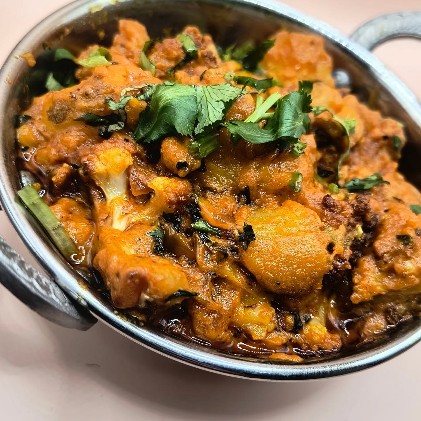 Co wiesz o kuchni indyjskiej ❓❓❓
Jesteśmy ciekawi jakie są Wasze skojarzenia z naszą kuchnią
🇮🇳🇮🇳🇮🇳🇮🇳🇮🇳
Dla podpowiedzi dodamy od siebie
- dużo aromatycznych przypraw
- nie wszystko jest na ostro
- maślane przepyszne sosy
- bogactwo warzyw
- zdrowie bo w środku dań jest cała masa naturalnych rzeczy, które wspierają odporność i zdrowie
Podziel się swoimi doświadczeniami 💋💋💋
#kuchniahinduska #kuchniaindyjska #indie #restauracjalodz