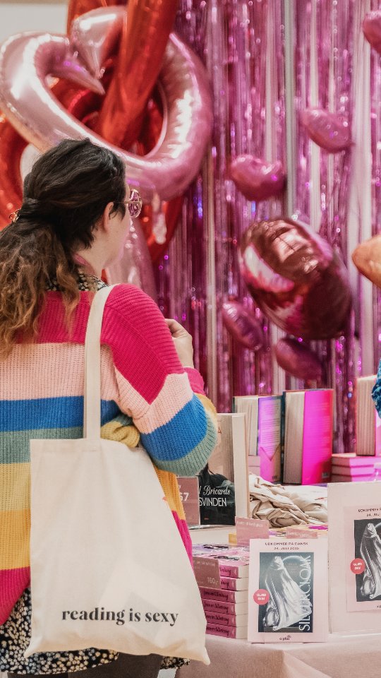 Missede du GUNST sidste år?
Var du med, men savner stemningen og har messe blues?
I år bliver det større, vildere, hyggeligere, og så bliver der kræset for detaljerne.
Har du endnu ikke købt billet til GUNST, så skynd dig at sikre dig en!
Som de siger i videoen, så er stemningen bare i top! 🥰