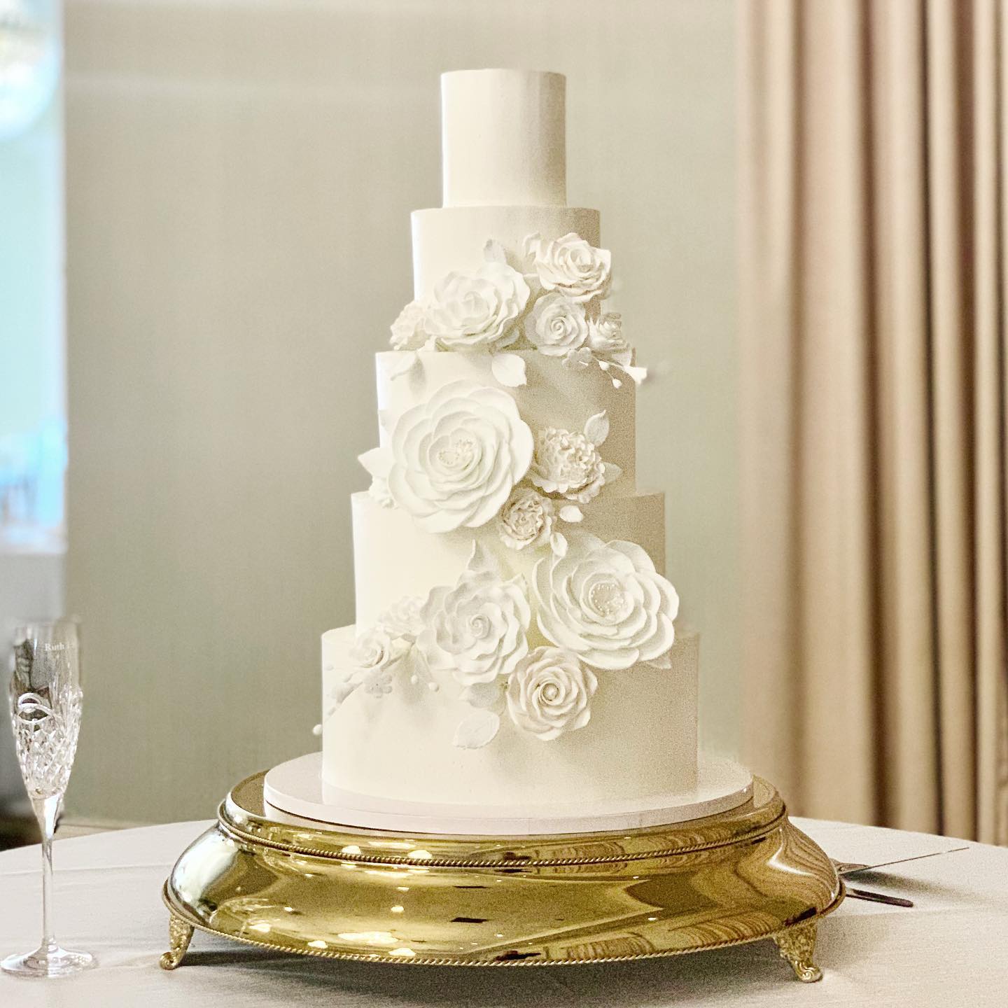 Now that the busiest wedding month is over… I think I’ll just eat all my kids’ trick or treat candy.
•
•
•
This five tier beauty was all strawberry and cream inside, Swiss meringue buttercream, and sugar flowers. @theseasonevents @coosacountryclub
•
•
•
#weddingwednesday #whiteweddingcake #southernweddings #weddingcake #georgiaweddings #romega #romegeorgiaevents #romegeorgia