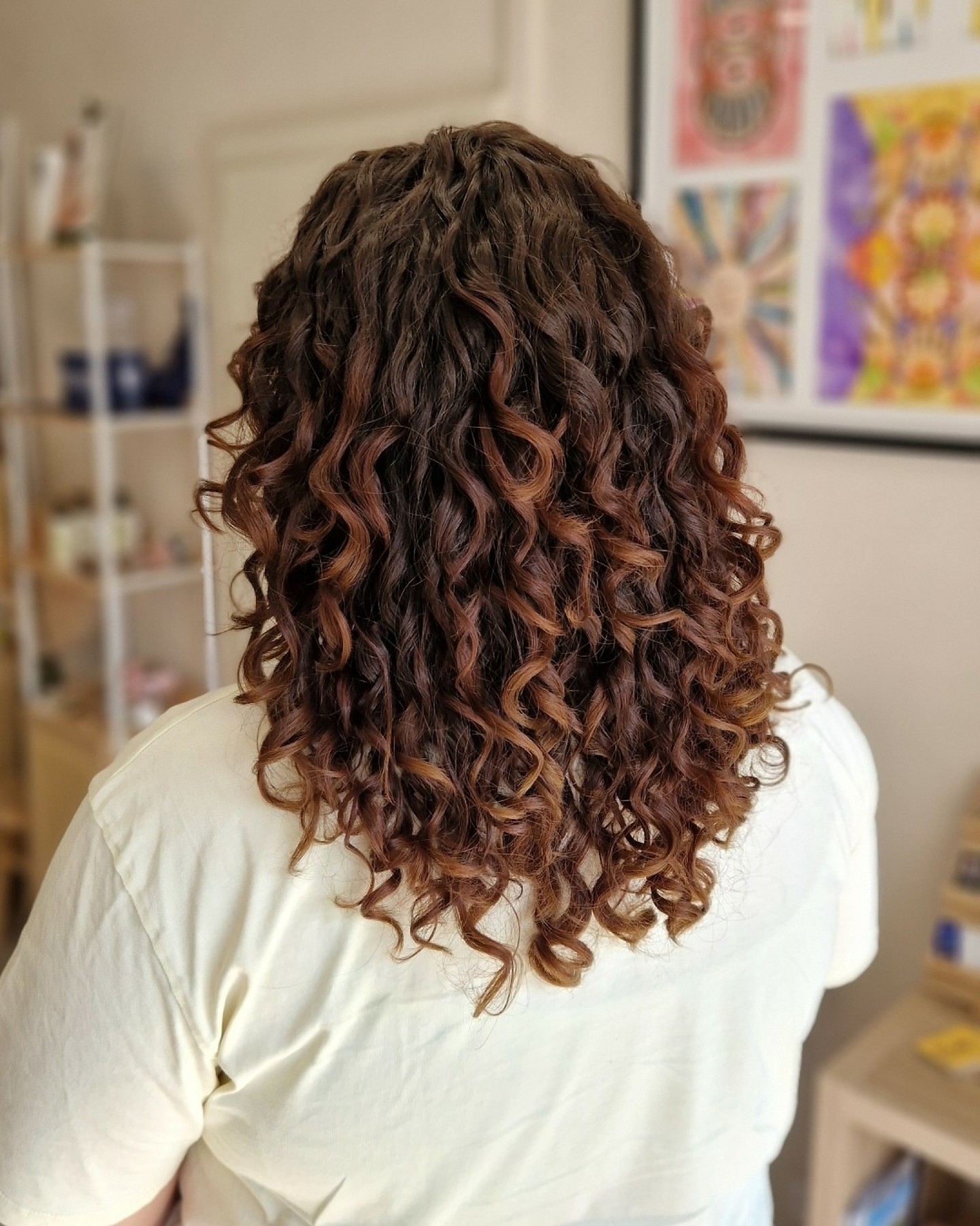 Nouvelle mission couleur réussie 🌿✨
Je ne vous présente plus Orlane et ses superbes bouclettes !
Objectif : passer d’un cuivré lumineux à un marron naturel grâce aux Estompeurs de Couleurs Gaïa.
Un résultat doux, équilibré et harmonieux… j’adore !