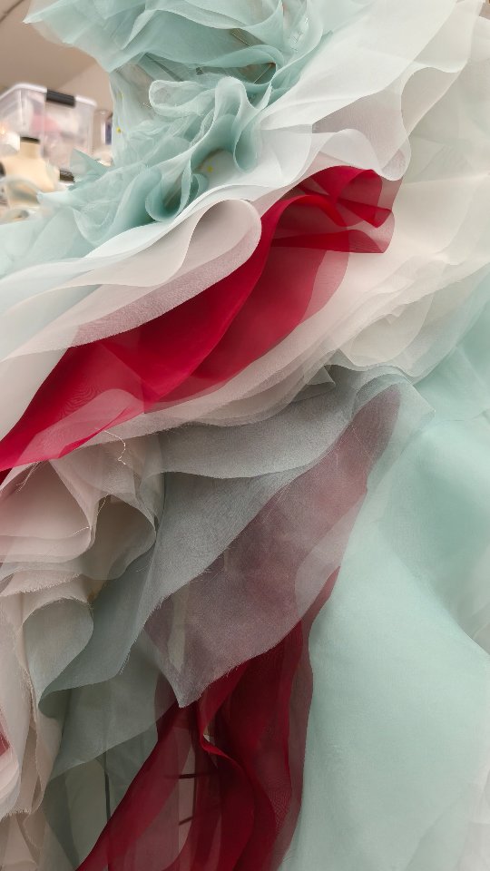 They said keep it simple; so we used 20 meters of silk organza 🥂
Cut by hand. Layer by layer. Ruffles that move before you do. Intentional design Mya is meant to be felt.
Discover Mya 🥂 Book an appointment at an OUMA retailer closest to you!
#OUMAAtelier #VancouverDesigner #eveningwear #redcarpetfashion #couture