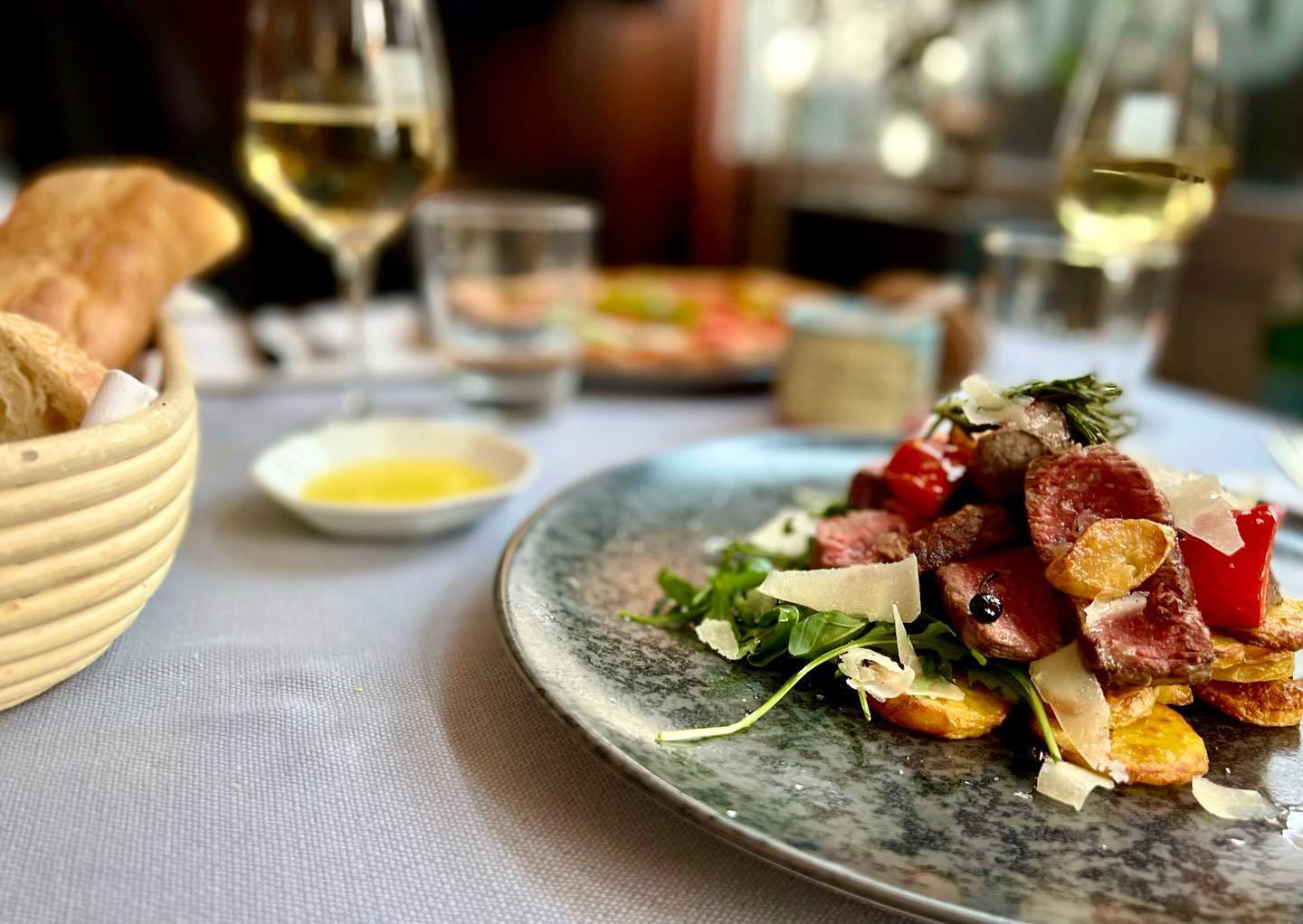 Ciao Amici, ein italienisches Sprichwort besagt „Buon cibo 🍝. Buon Vino 🍷. Buon amici 💃🏼🕺.“. Wir kümmern uns um Essen und Wein und ihr müsst nur eure Freunde einpacken und genießen 😋 Reserviert gerne einen Tisch unter info@lacucina-trattoria.com #tuttipazziperlacucina #lacucina #münchen #pizzapastaandmore #italianfoodmunich