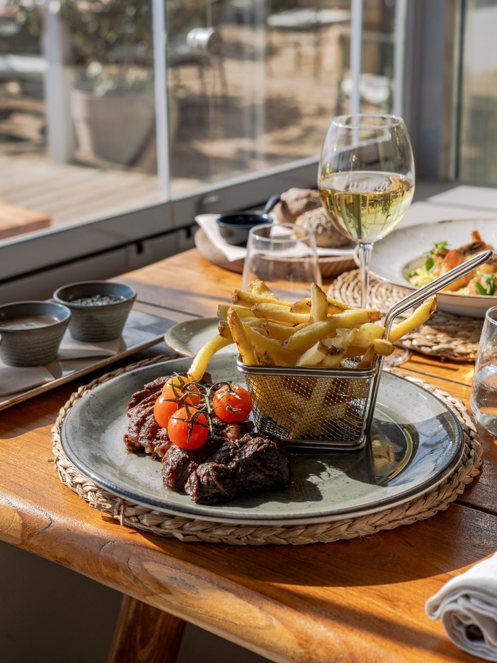 Sun, sea and a table set just the way we like it ☀️
The kind of moments that begin with a glass of wine and unfold slowly, with good company and the sound of the waves in the background.
#luumabeachrestaurant #luumabeachmarbella #marbellaweekend #marbellatrip #marbellalifestyle #marbellaspain #marbellavacation #elrosariobeach