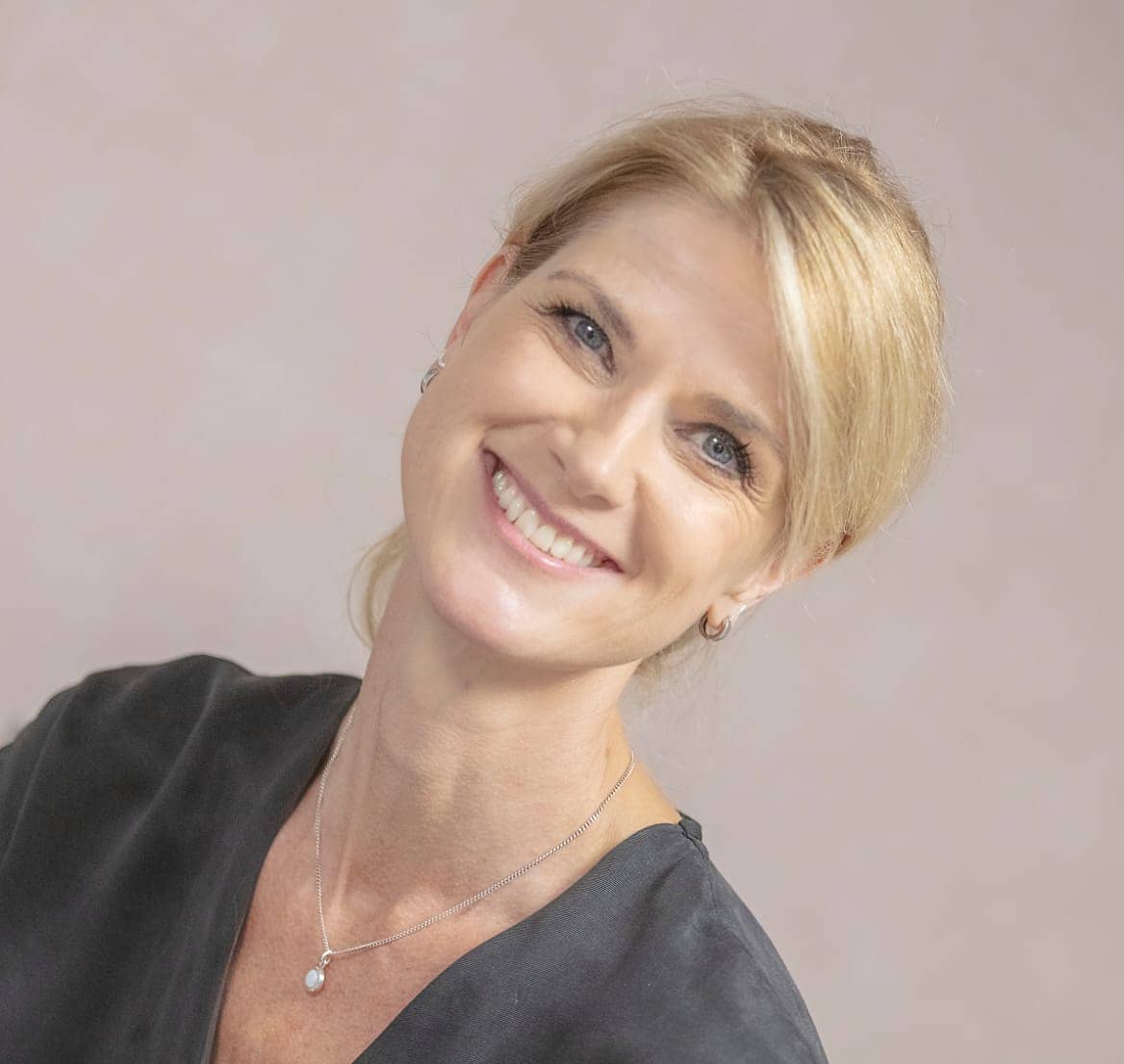 Het gezicht achter The Beauty Case 🧑🏼
-
Ik ben Judit en sinds november 2019 trotse eigenaar van Schoonheidsstudio The Beauty Case.
-
Bij The Beauty Case bied ik je een stuk ontspanning en rust in de stressvolle, hectische wereld van vandaag. Omdat ik jarenlang werkzaam ben geweest in het bedrijfsleven kan ik daar wel over meepraten. Deze hectiek heeft mij doen besluiten het bedrijfsleven vaarwel te zeggen en iets te gaan doen waar ik heel blij van word. Het schoonheidsvak is voor mij het mooiste wat er bestaat. Passie, professionaliteit en persoonlijke aandacht staan bij mij voorop.
-
Voor meer informatie of voor het maken van een afspraak verwijs ik je graag naar mijn website (link in bio).
-
Ik zie je graag in The Beauty Case!
📷✨ Foto's door: @natalie_bouwens