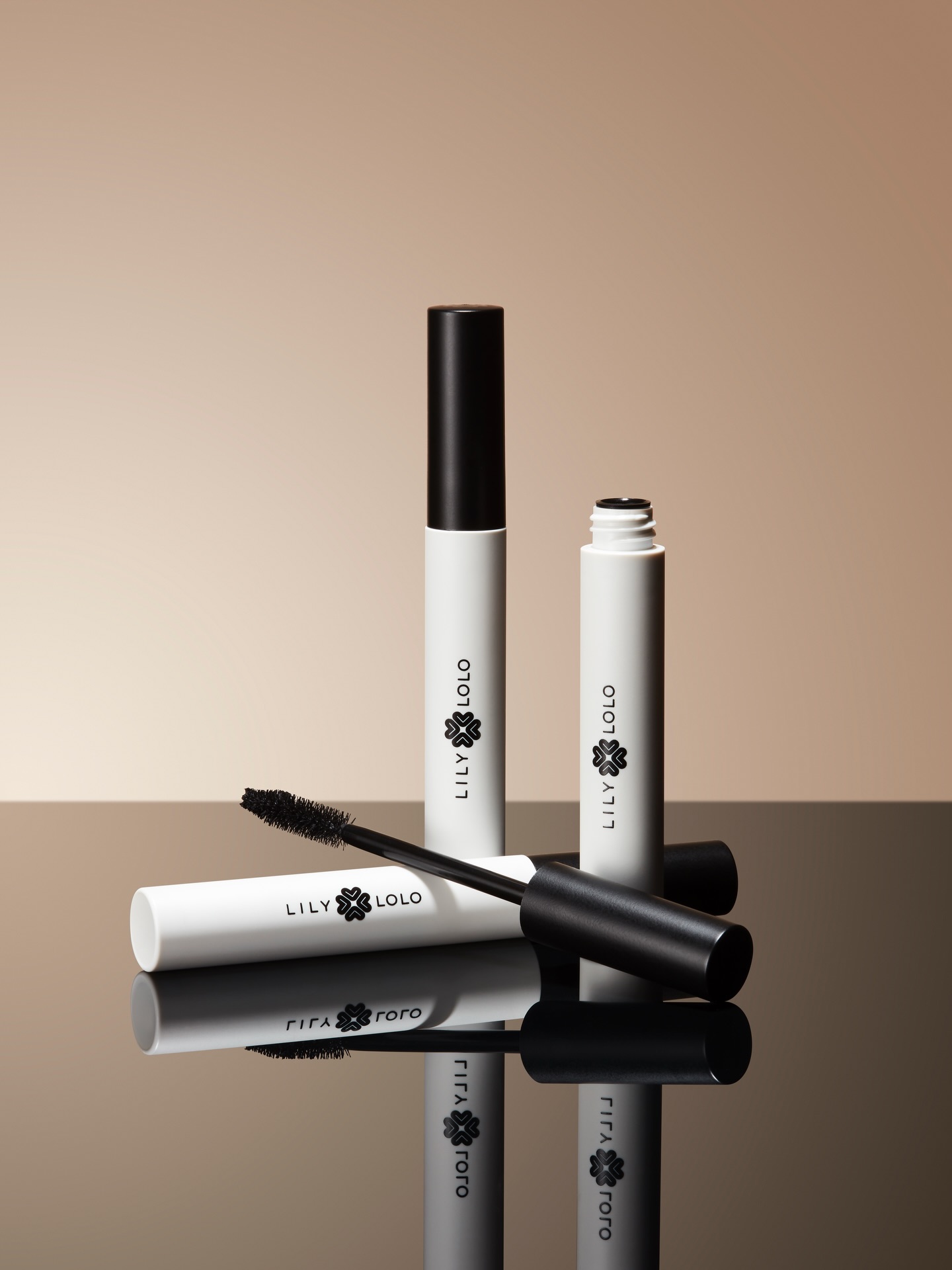 / Le mascara qui donne du volume sans compromis ✨
Le Mascara Volume Naturel @lilylolouk revient avec une nouvelle formule encore plus performante : ultra-crémeux, noir intense et confortable toute la journée🌿🖤
Parfait même pour les yeux sensibles, il apporte un volume instantané, une définition maximale et regard lifté sans paquets.
✔️Formule clean & vegan
✔️Résistant aux bavures, aux traces et à la transpiration
✔️Brosse fibres pour un effet volume parfait
.
.
.
.
.
.
.
.
.
.
#mascaranaturel #mascaravegan #volume #yeuxsensibles #makeupnaturel