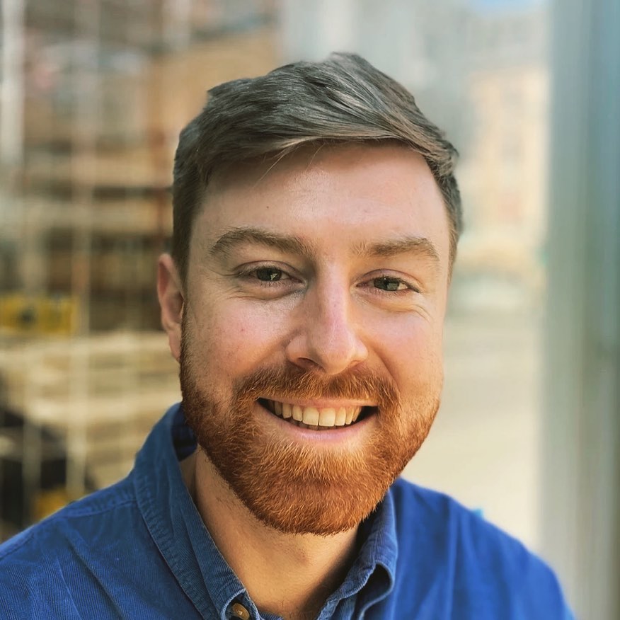 "FĂŒr uns ist es sehr wichtig, dass sich DOCK hier an der Klybeckstrasse, dem Zentrum Kleinbasels, befindet. Denn wir wollen vor allem auch Angebote an die Quartierbevölkerung machen und das heisst, dass man physisch vor Ort sein und aktiv auf die Zielgruppe zugehen muss â,
sagt Dominik Mendelin, stellvertretender Leiter des Kunstraumes @dock_basel .
Im Interview mit mediamus spricht Dominik ĂŒber sein Anliegen, regionale Kunst niederschwellig an ein breites Publikum zu bringen, erklĂ€rt, was ihn an der digitalen Kunstvermittlung fasziniert und erzĂ€hlt, wie er persönlich den Berufseinstieg erlebt hat.
Zum Blogbeitrag «mediamus chez⊠Dominik Mendelinâ gehts via Link im Profil. đ
Alle bisher erschienenen Bloginterviews sind unter www.mediamus.ch/blog zu finden:
- Jessica Dieffenbacher, Leiterin Bildung und Vermittlung, Musées de Pully
- Caroline Spicker, Leiterin Kunstvermittlung, Museum Rietberg
- Pia Giorgetti, Leiterin Kulturvermittlung, Museo di storia naturale Lugano
- Dominik Mendelin, Stellvertretender Leiter, DOCK Basel
#mediamuschez #kulturvermittlung #mediationculturelle #regionalekunst #mediazioneculturale @fhnw.ch @swiss.art.education @hkb_arteducation @sfg_basel @connected_space_bern @stapferhaus @aargauerkunsthaus