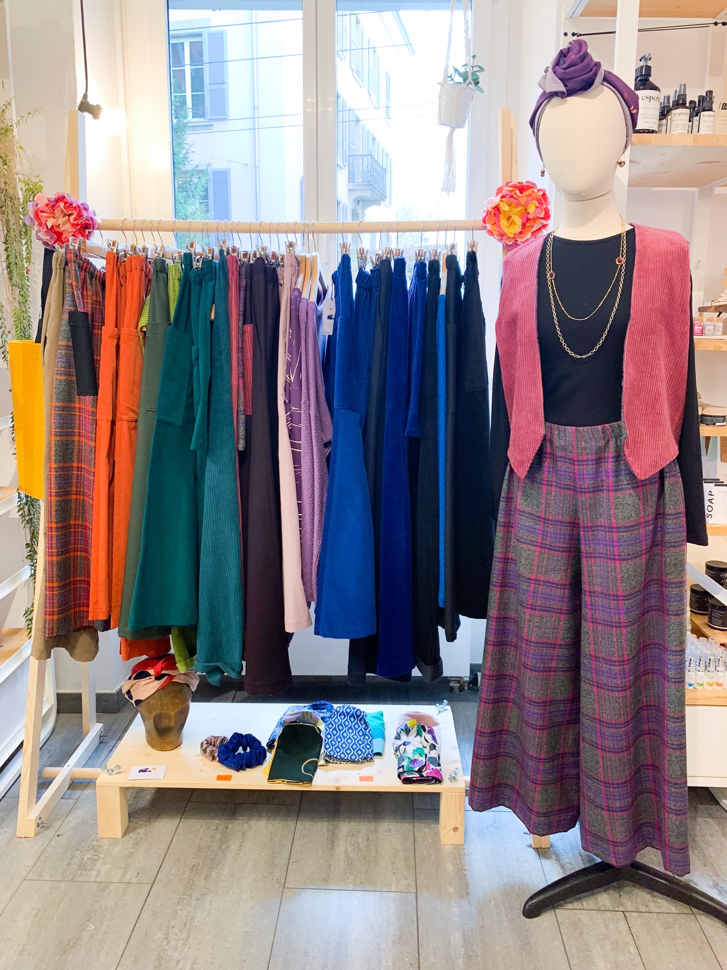 Des couleurs pour traverser l’hiver avec la collection @the.ginkgosvan ❄️
Des pièces de prêt-à-porter pensées pour le quotidien, à la fois confortables et élégantes, confectionnées dans de belles matières, avec une place toute particulière pour la laine et les textiles chaleureux.
Parce que l’hiver n’est pas obligé d’être gris, ces créations invitent à oser la couleur et à composer une garde-robe joyeuse et durable.
Venez découvrir, toucher et essayer ces superbes pièces confectionnées par la créatrice dans son atelier veveysan!