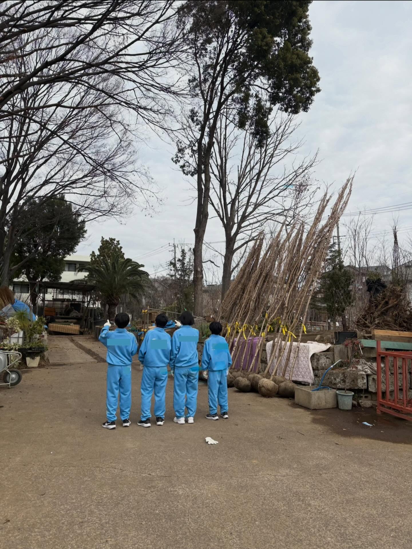 .
今週は20日(火)〜22日(木)まで
市内の中学生4名が職場体験に来てくれました。
初日は本当に寒くて
植木屋さんの外仕事でかわいそうでしたが
寒さを感じさせないくらい
明るく元気にお手伝いしてくれました。
最終日には
「また明日も来たい!」と
嬉しいお言葉もいただきました。
これから
学びや職業など選択をする時がきて
迷ったり悩んだりしたら
この3日間の体験が
何かヒントになれたら嬉しいです。
最終日にもらった素敵なプレゼントは
会社の宝物にします!
本当にありがとうございました。
またいつでも顔を見せに来てください。
#中学生職場体験
#川口の元気夢わーく体験
#植木屋さんの仕事
#安行四季彩マット
#埼玉植物園