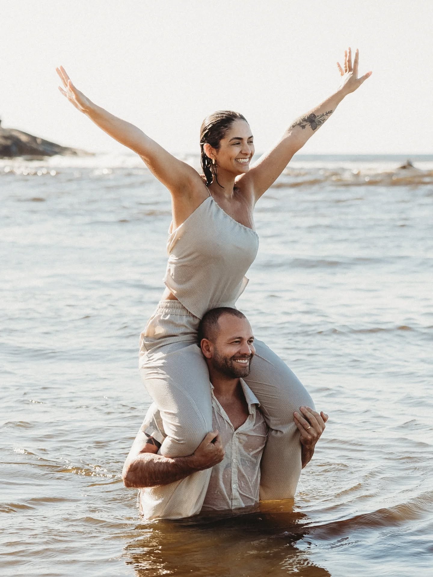 Leveza é se jogar de cabeça sem medo do que vem depois
É rir de si mesmo, errar, brincar, sentir tudo intensamente
Esse ensaio é sobre dois que escolheram viver assim: inteiros, verdadeiros e sem freio no riso
Porque amar também é isso, presença, entrega e coragem de ser quem se é
Kamila e Rafael 🩷🩷🩷