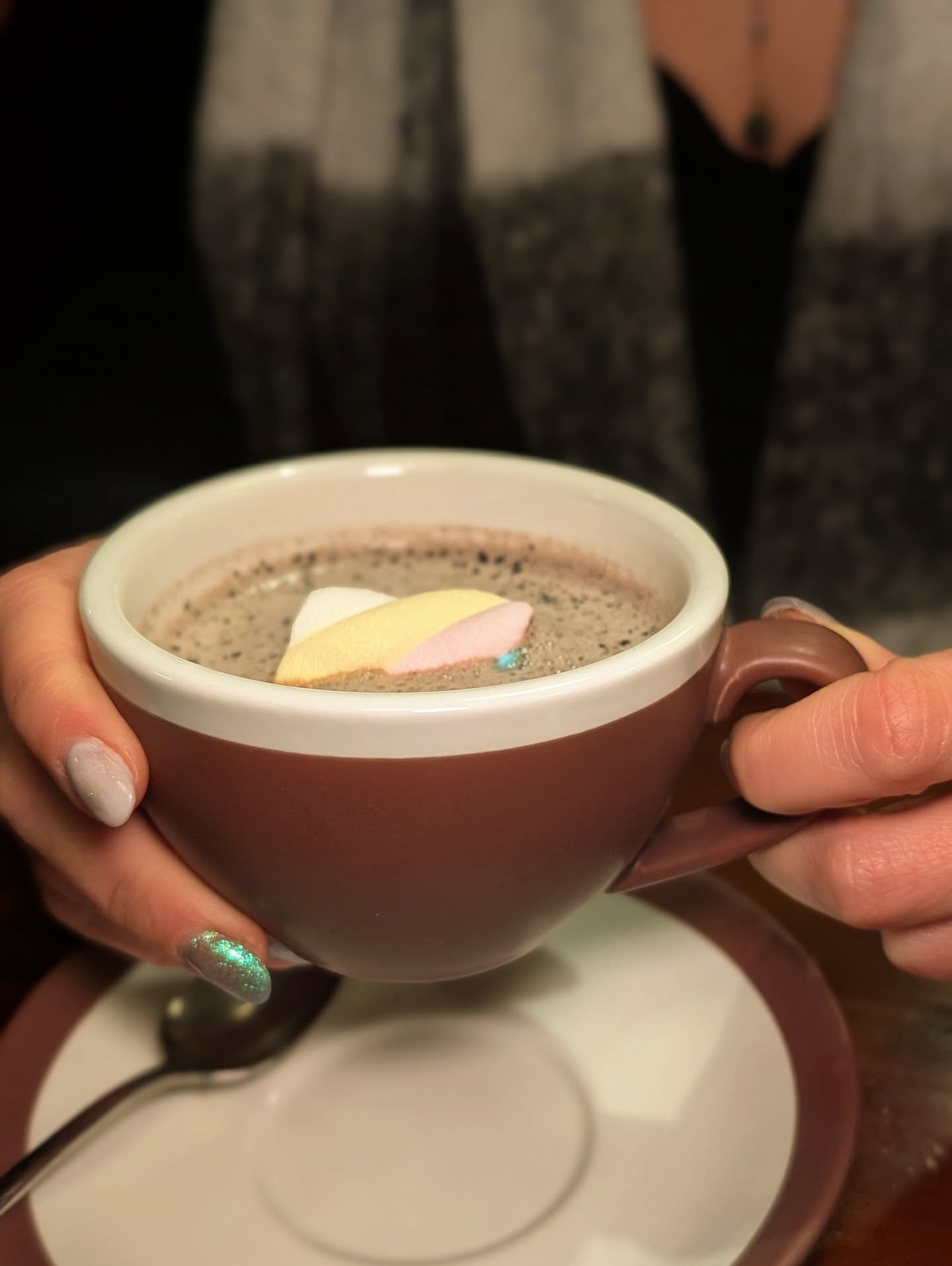 Questo è un ✨ Salem🐈⬛ un cocktail caldo, poco alcolico, molto dolce, cioccolatoso, e con un delizioso marshmallow come garnish! Lo abbiamo pensato come un piccolo calderone oscuro e fumante perfetto per queste fredde serate di inizio anno ☕
Salem è in edizione limitata, non perdertelo!
Per la lista ingredienti completa vai sul sito ➡️ trovi tutto il menù con novità e speciali del mese 🔥 link diretto nella bio sul profilo