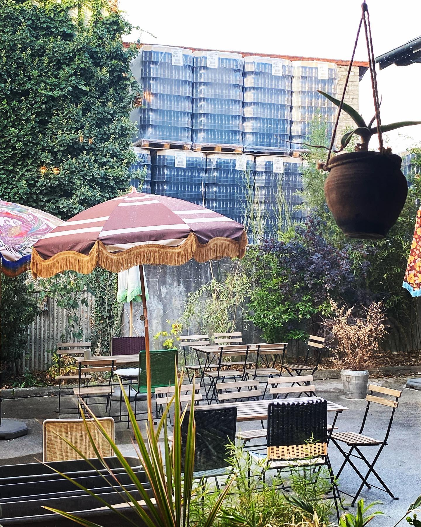 À l’Imprimerie, pas de vue sur le vignoble…mais tous nos voisins font du vin !
Immersion assurée, tires-bouchons et vins nature à disposition…
#wineplace #bourgogne #burgundy #bedandbreakfast #vinsnature #naturalswines #honnestybar #lautomnecestenbourgogne #harvest #beaune #coffeeshop
@lacantinedelimprimerie
@cosyworking_limprimerie