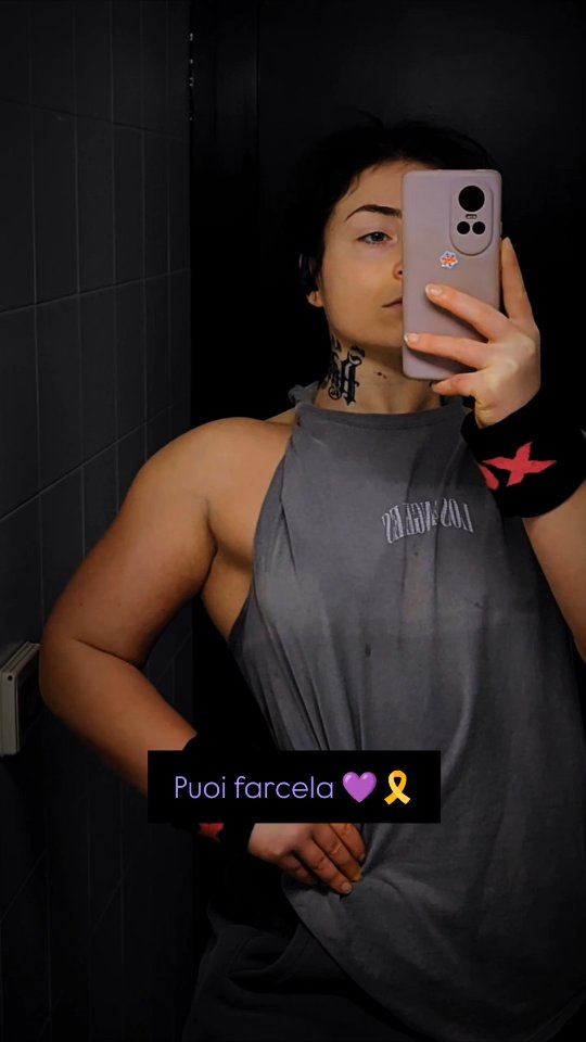 ❤️🩹Ho convissuto con una mente borderline che sentiva tutto, troppo, sempre.
Con i disturbi alimentari e la depressione.
Con un corpo che urlava mentre io continuavo a "stringere i denti" in un mondo che mi chiedeva di fare così pur urlandogli che non credevo fosse quello il modo in cui vivere una vita degna.
🥀Per anni ho resistito.
Ho performato.
Ho prodotto.
Ho fatto la "forte" pure essendo fragile.
🍂Poi la vita mi ha presentato il conto.
Dolore cronico. Endometriosi. Fibromialgia. Nevralgia del Pudendo.
Un corpo che non voleva più collaborare a una guerra contro se stesso.
🫂Ed è lì che ho capito: ero stanca di sopravvivere.
Stanca di un mondo capitalista e consumista che ci convince che valiamo solo se rendiamo,
se resistiamo,
se non ci fermiamo mai.
❌Ma io non voglio esistere così.
Non voglio arrivare alla fine della vita esausta,
svuotata,
senza averla davvero abitata.
🪷Ho imparato ad ascoltarmi.
A riconnettermi al corpo, alle emozioni, ai limiti.
A rallentare senza sentirmi in colpa...
anche se questo mondo basa tutto su di lui.
Sul marketing della vita perfetta intendo. Quella che se non la hai, ti sento in colpa, non abbastanza, "porcaccia".
Il marketing che ti vende qualunque cosa per diventare la versione più aesthetic e triste di te, ma socialmente accettata.
🎀E a un mondo che chiede di essere la versione più infiocchettata di me, ho scelto di abbracciare il mio disequilibrio, così imperfetto da comprendere che in verità era proprio quello a rendermi me.
A rendermi umana in un mondo che urla "diventa come un'IA": instancabile, con zero imperfezioni. Non dorme. Non chiede l'aumento. Non ti fa domande. Non chiede eticità. In poche parole "non dà problemi".
🧠Fa paura scegliere l'imperfezione vero?
Perché sai che l'imperfezione non vende, non ti rende appetibile per il mercato, non ti rende un prodotto.
🥹Se sei qui, questa non è la vita che vuoi continuare a vivere.
🦋Ti meriti la vita che senti possibile dentro.
Non quella che ti hanno insegnato a sopportare.
Combatti.
Nutriti di una Vita che senti tua.
Non buttarti via.
Tieni vicino solo chi in te vede e supporta la luce che emani. Gli altri? Un bel decluttering 💜🎗️