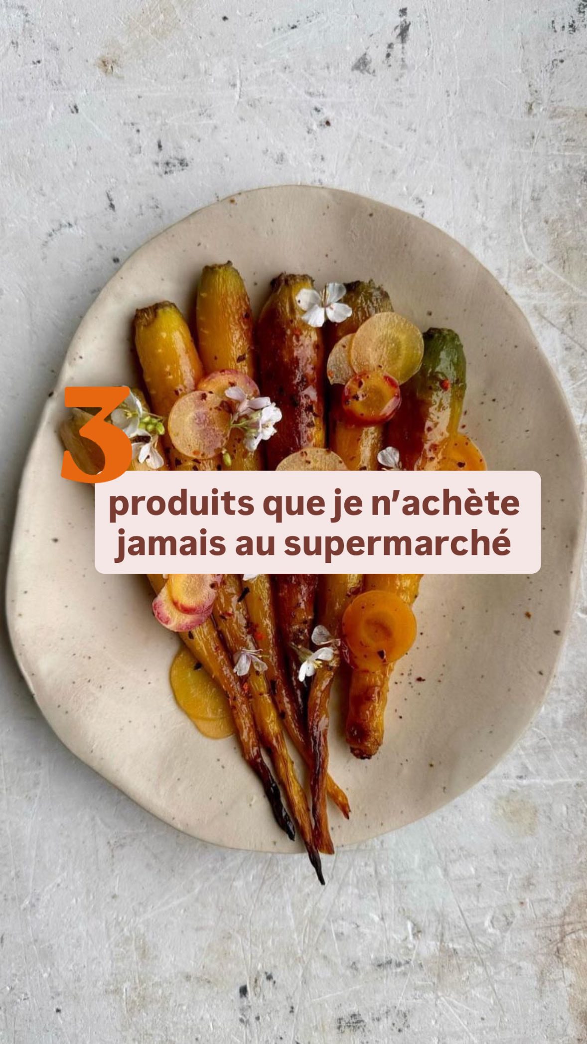 Faire les bons choix au supermarché c’est important 🥰
⭐️On se fait souvent avoir avec le sirop d’agave. C’est vrai que son indice glycémique est plus bas que le sucre, mais c’est très riche en fructose. En excès il sera transformé en gras dans le foie. Le miel, le sirop d’érable, le @yacon_co sont de meilleures alternatives.
⭐️On entend souvent; mangez du pain, des pâtes, du riz complet pour avoir plus de fibres et nutriments. Dans le cas du riz, le riz blanc basmati bio sera un meilleur choix en termes d’arsenic, pesticides et lectines.
⭐️J’ai mangé ces nouilles ultra transformées en tant qu’ado! Une vraie crasse🫢 Une soupe au miso est délicieux et tellement plus sain.
Au supermarché, mettez vos lunettes et lisez les étiquettes. Évitez les produits avec de nombreux ingrédients. Cuisinez avec des aliments bruts.
Dites moi en commentaire si vous consommez ces aliments?