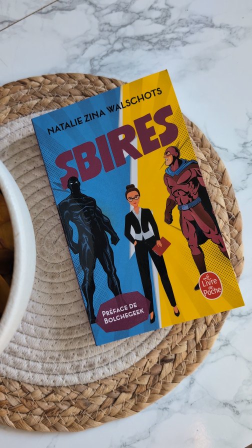 J'ai reçu aujourd'hui « Sbires » de Natalie Zina Walschots publié au format poche chez @livredepoche !
✨ Résumé ✨
Analyste intérimaire précaire grièvement blessée par le plus puissant des super-héros, Anna Tromedlov entreprend de chiffrer les dommages collatéraux dont ils sont responsables… Armée de ses tableurs Excel, réussira-t-elle à sauver le monde de ces catastrophes ambulantes en slips et collants ?
Un joyeux détournement de la figure du justicier masqué et une critique hilarante du libéralisme économique.
#unboxing #livredepoche #sbires #bookstagramfrance #Booklover